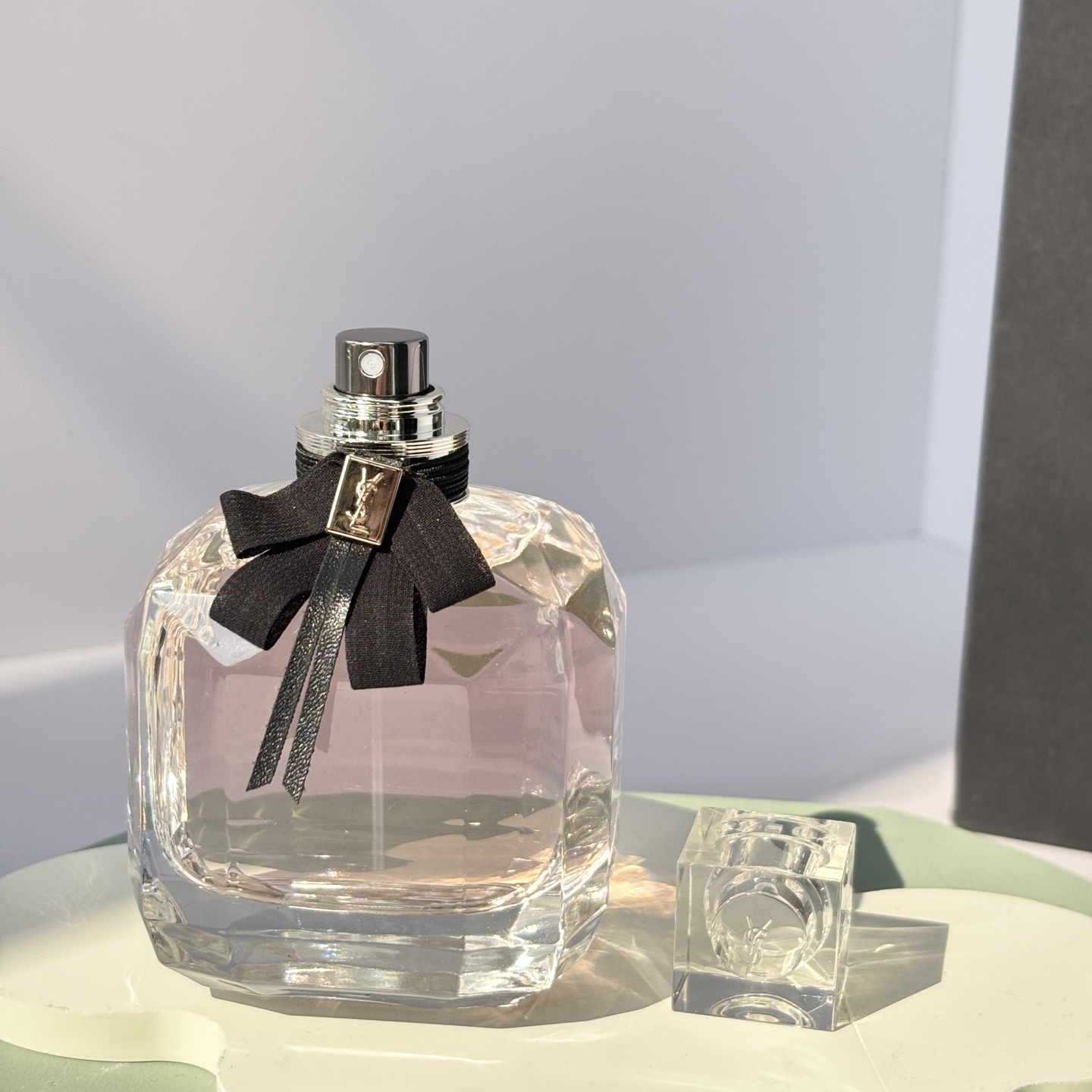 85💰原单品质
 YSL反转巴黎香水
｜甜酷女孩必备，浪漫花果香

这款香水真的是甜酷女孩的必备单品，浪漫的花果香调，喷上它瞬间感觉自己就是巴黎街头的女主角，魅力值直接拉满！✨
🌟香调
前调：草莓、树莓、香梨
清新又甜美的果香，一喷就让人心情愉悦！
中调：曼陀罗、茉莉、橙花
温柔的花香扑面而来，甜美又不腻，超级适合约会！
后调：广藿香、龙涎香、麝香
淡淡的木质香收尾，让整体香调更有层次感，留香持久！
🌟使用感受：
反转巴黎的香味真的超级治愈，喷上它感觉自己就是甜酷本酷，连直男都会忍不住夸你好闻！而且它的瓶身设计也超级少女，黑色的丝带蝴蝶结搭配透明的瓶身，摆在梳妆台上都是颜值担当！