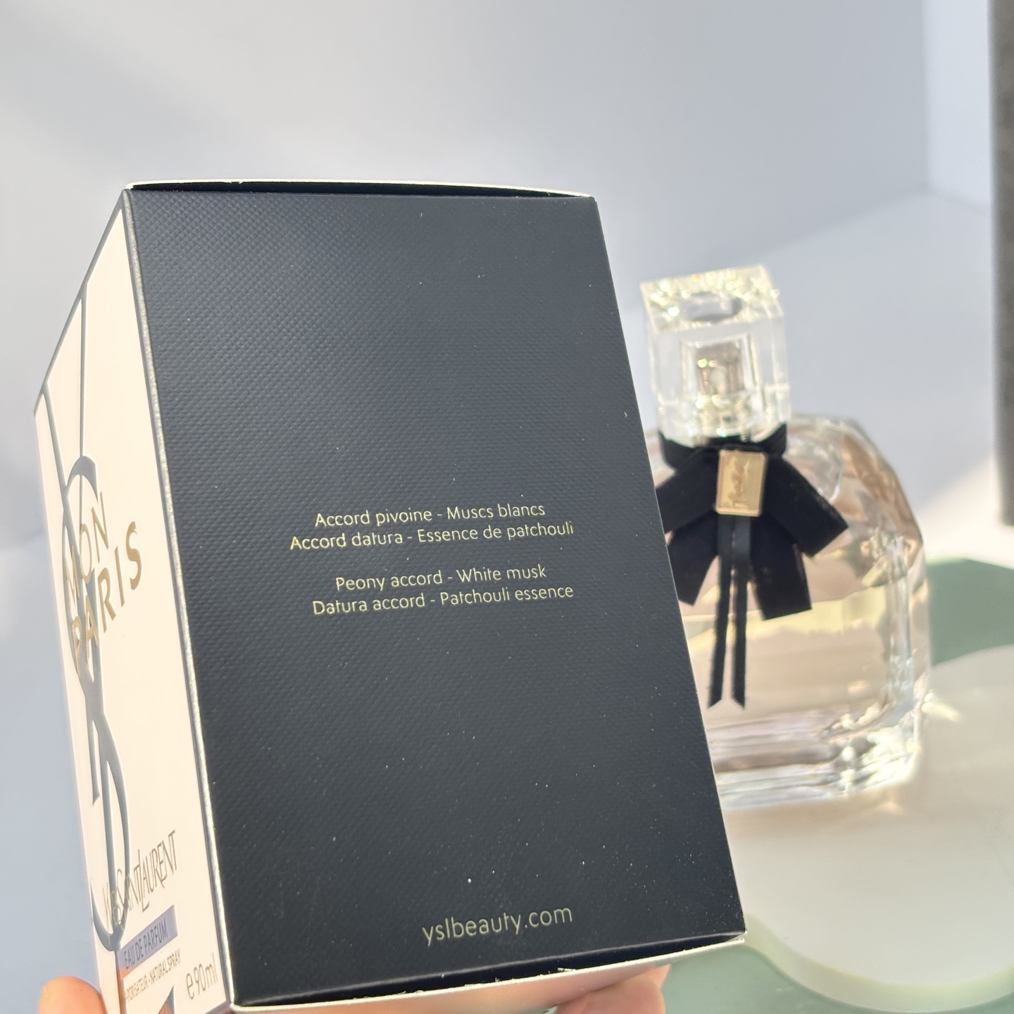 85💰原单品质
 YSL反转巴黎香水
｜甜酷女孩必备，浪漫花果香

这款香水真的是甜酷女孩的必备单品，浪漫的花果香调，喷上它瞬间感觉自己就是巴黎街头的女主角，魅力值直接拉满！✨
🌟香调
前调：草莓、树莓、香梨
清新又甜美的果香，一喷就让人心情愉悦！
中调：曼陀罗、茉莉、橙花
温柔的花香扑面而来，甜美又不腻，超级适合约会！
后调：广藿香、龙涎香、麝香
淡淡的木质香收尾，让整体香调更有层次感，留香持久！
🌟使用感受：
反转巴黎的香味真的超级治愈，喷上它感觉自己就是甜酷本酷，连直男都会忍不住夸你好闻！而且它的瓶身设计也超级少女，黑色的丝带蝴蝶结搭配透明的瓶身，摆在梳妆台上都是颜值担当！