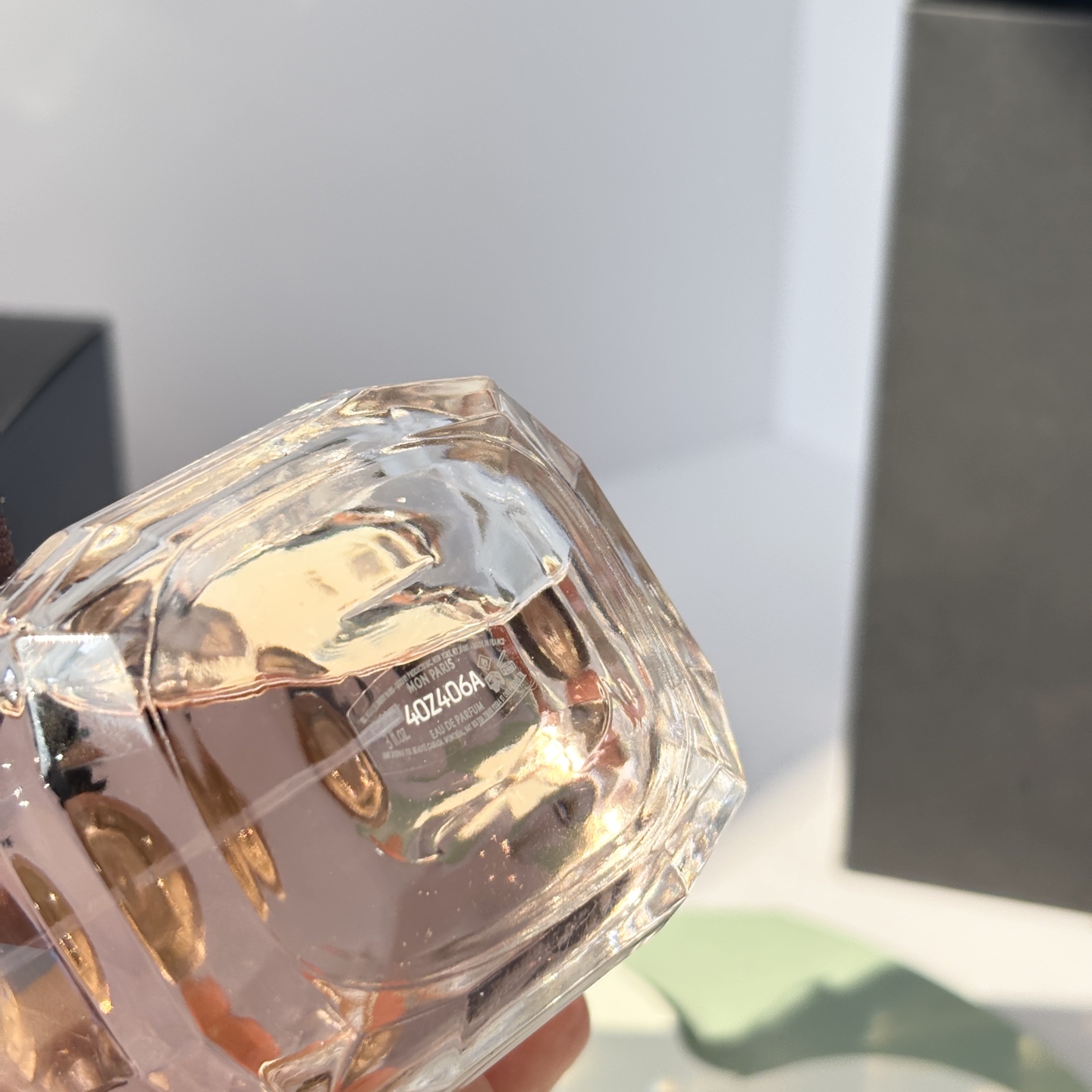 85💰原单品质
 YSL反转巴黎香水
｜甜酷女孩必备，浪漫花果香

这款香水真的是甜酷女孩的必备单品，浪漫的花果香调，喷上它瞬间感觉自己就是巴黎街头的女主角，魅力值直接拉满！✨
🌟香调
前调：草莓、树莓、香梨
清新又甜美的果香，一喷就让人心情愉悦！
中调：曼陀罗、茉莉、橙花
温柔的花香扑面而来，甜美又不腻，超级适合约会！
后调：广藿香、龙涎香、麝香
淡淡的木质香收尾，让整体香调更有层次感，留香持久！
🌟使用感受：
反转巴黎的香味真的超级治愈，喷上它感觉自己就是甜酷本酷，连直男都会忍不住夸你好闻！而且它的瓶身设计也超级少女，黑色的丝带蝴蝶结搭配透明的瓶身，摆在梳妆台上都是颜值担当！