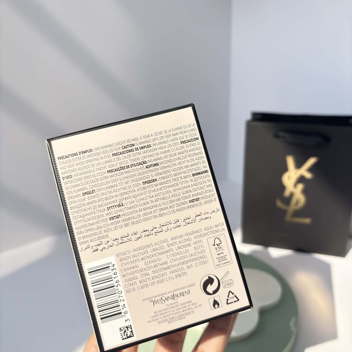 85💰原单品质
 YSL反转巴黎香水
｜甜酷女孩必备，浪漫花果香

这款香水真的是甜酷女孩的必备单品，浪漫的花果香调，喷上它瞬间感觉自己就是巴黎街头的女主角，魅力值直接拉满！✨
🌟香调
前调：草莓、树莓、香梨
清新又甜美的果香，一喷就让人心情愉悦！
中调：曼陀罗、茉莉、橙花
温柔的花香扑面而来，甜美又不腻，超级适合约会！
后调：广藿香、龙涎香、麝香
淡淡的木质香收尾，让整体香调更有层次感，留香持久！
🌟使用感受：
反转巴黎的香味真的超级治愈，喷上它感觉自己就是甜酷本酷，连直男都会忍不住夸你好闻！而且它的瓶身设计也超级少女，黑色的丝带蝴蝶结搭配透明的瓶身，摆在梳妆台上都是颜值担当！