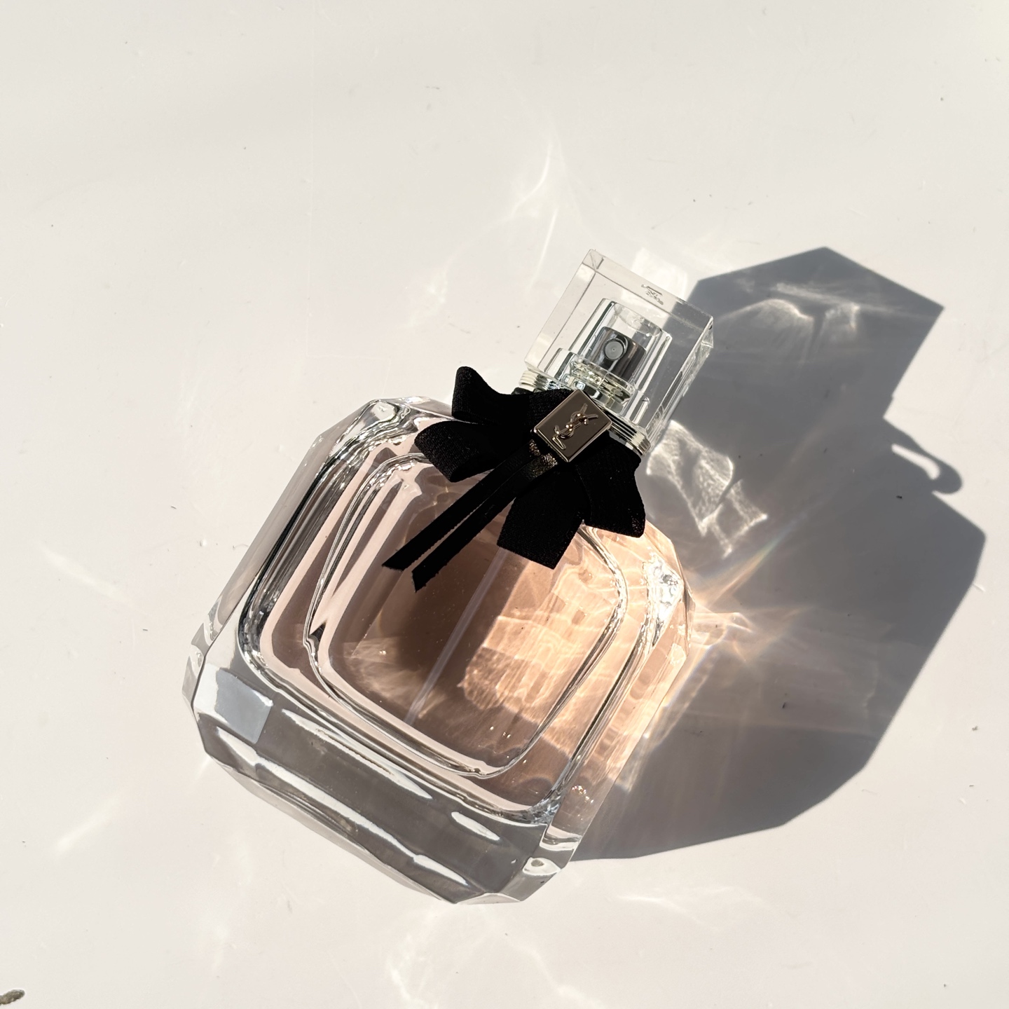 85💰原单品质
 YSL反转巴黎香水
｜甜酷女孩必备，浪漫花果香

这款香水真的是甜酷女孩的必备单品，浪漫的花果香调，喷上它瞬间感觉自己就是巴黎街头的女主角，魅力值直接拉满！✨
🌟香调
前调：草莓、树莓、香梨
清新又甜美的果香，一喷就让人心情愉悦！
中调：曼陀罗、茉莉、橙花
温柔的花香扑面而来，甜美又不腻，超级适合约会！
后调：广藿香、龙涎香、麝香
淡淡的木质香收尾，让整体香调更有层次感，留香持久！
🌟使用感受：
反转巴黎的香味真的超级治愈，喷上它感觉自己就是甜酷本酷，连直男都会忍不住夸你好闻！而且它的瓶身设计也超级少女，黑色的丝带蝴蝶结搭配透明的瓶身，摆在梳妆台上都是颜值担当！