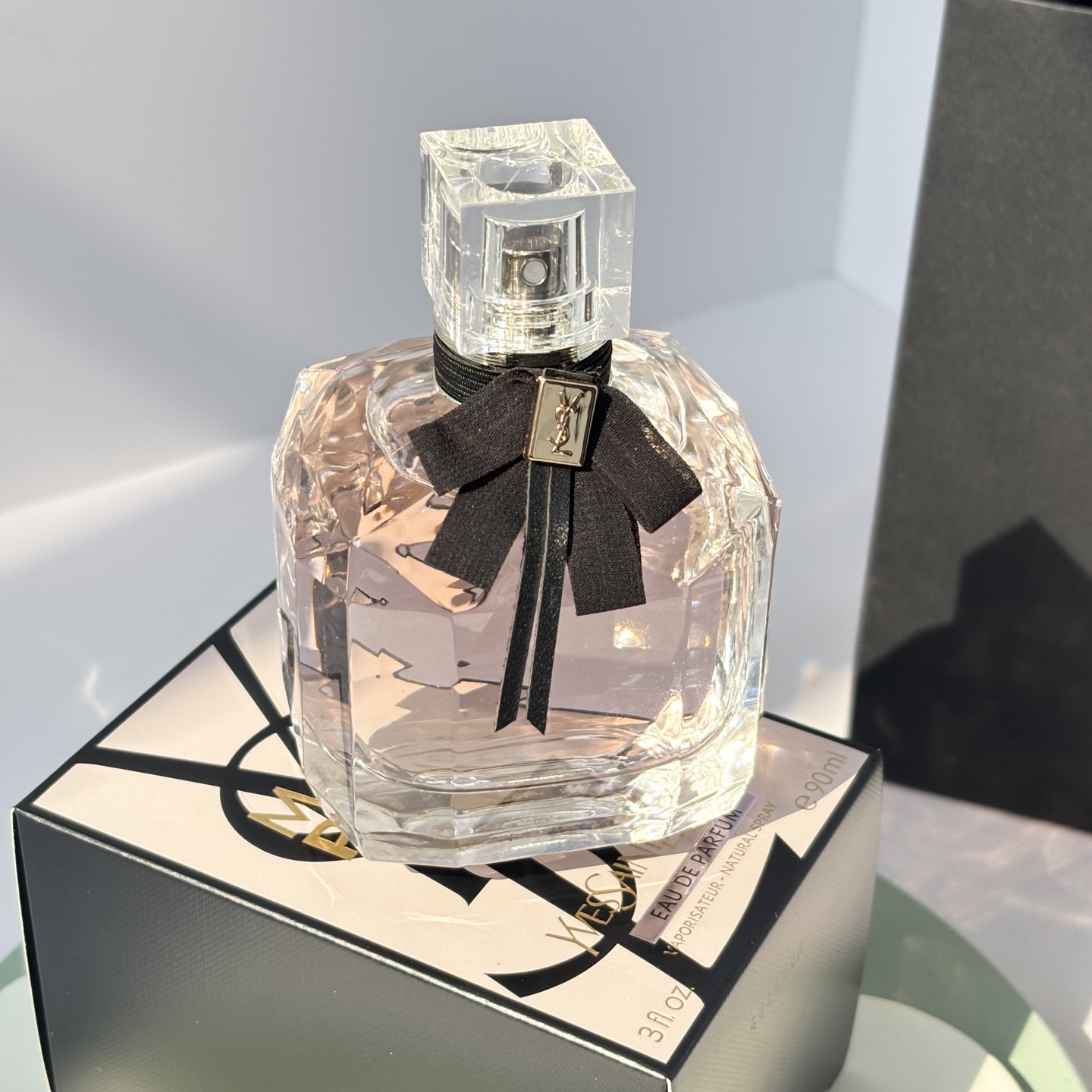 85💰原单品质
 YSL反转巴黎香水
｜甜酷女孩必备，浪漫花果香

这款香水真的是甜酷女孩的必备单品，浪漫的花果香调，喷上它瞬间感觉自己就是巴黎街头的女主角，魅力值直接拉满！✨
🌟香调
前调：草莓、树莓、香梨
清新又甜美的果香，一喷就让人心情愉悦！
中调：曼陀罗、茉莉、橙花
温柔的花香扑面而来，甜美又不腻，超级适合约会！
后调：广藿香、龙涎香、麝香
淡淡的木质香收尾，让整体香调更有层次感，留香持久！
🌟使用感受：
反转巴黎的香味真的超级治愈，喷上它感觉自己就是甜酷本酷，连直男都会忍不住夸你好闻！而且它的瓶身设计也超级少女，黑色的丝带蝴蝶结搭配透明的瓶身，摆在梳妆台上都是颜值担当！