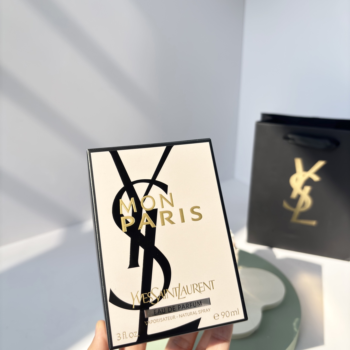 85💰原单品质
 YSL反转巴黎香水
｜甜酷女孩必备，浪漫花果香

这款香水真的是甜酷女孩的必备单品，浪漫的花果香调，喷上它瞬间感觉自己就是巴黎街头的女主角，魅力值直接拉满！✨
🌟香调
前调：草莓、树莓、香梨
清新又甜美的果香，一喷就让人心情愉悦！
中调：曼陀罗、茉莉、橙花
温柔的花香扑面而来，甜美又不腻，超级适合约会！
后调：广藿香、龙涎香、麝香
淡淡的木质香收尾，让整体香调更有层次感，留香持久！
🌟使用感受：
反转巴黎的香味真的超级治愈，喷上它感觉自己就是甜酷本酷，连直男都会忍不住夸你好闻！而且它的瓶身设计也超级少女，黑色的丝带蝴蝶结搭配透明的瓶身，摆在梳妆台上都是颜值担当！