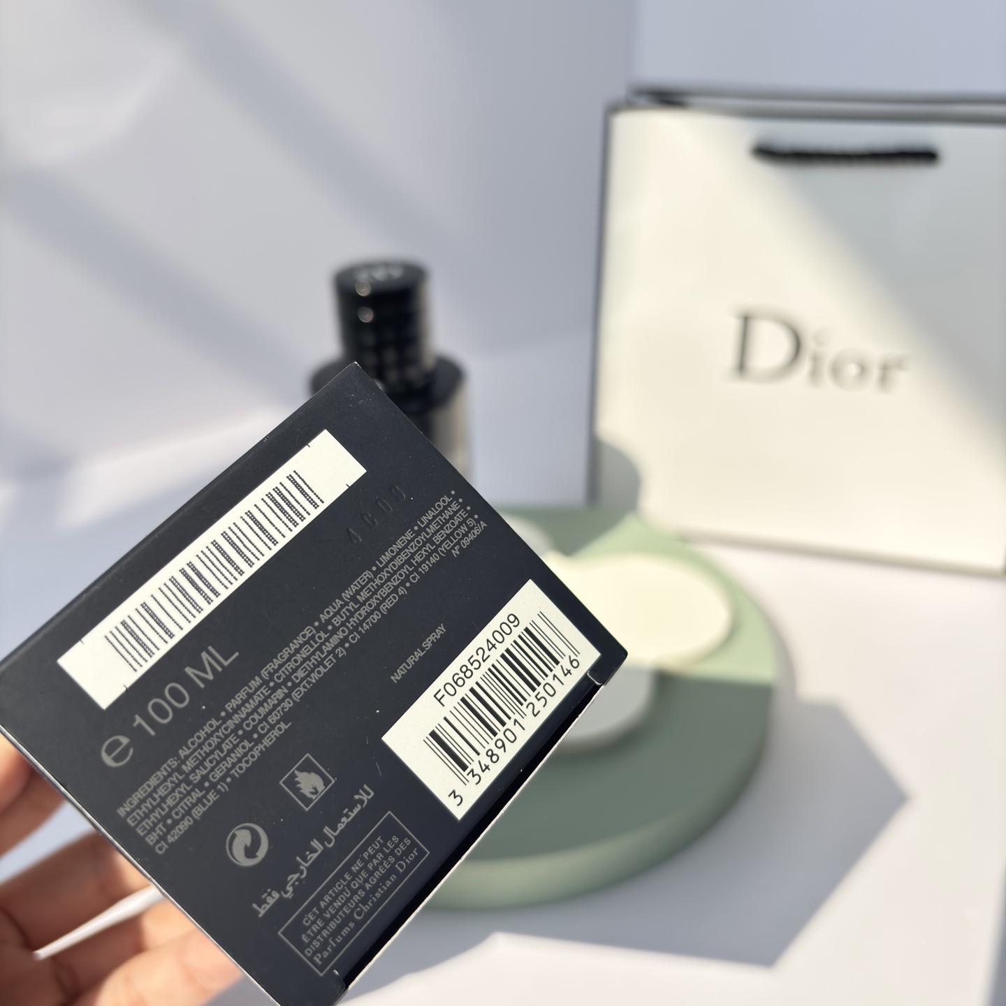 85💰原单品质
迪奥旷野男士淡香水
香调:馥奇香调

前调:胡椒香柠檬
中调:花椒榄香脂粉红胡椒
后调:雪松香根草降龙涎香酥
开场清新的柑橘
中调是清新的木质香
尾调的雪松很温柔带有淡淡的皂感

好闻的木质男香，你闻到了吗？
一切神秘与自由都藏在日暮时分的旷野之中，身体与灵魂总要有一个身处旷野！Dior经典旷野男士淡香水
我喜欢丰富而有层次的香水味道
就像这支迪奥旷野
自带一种来自旷野的原始味道
香柠檬唤醒了城市中日渐麻木的心灵
即使是在钢铁城市之中
依然能够随着味道的指引
在脑海中编制出一场冒险
香水喷出来的一刻，扑面而来的
是清新的柑橘柠檬的清爽气息
