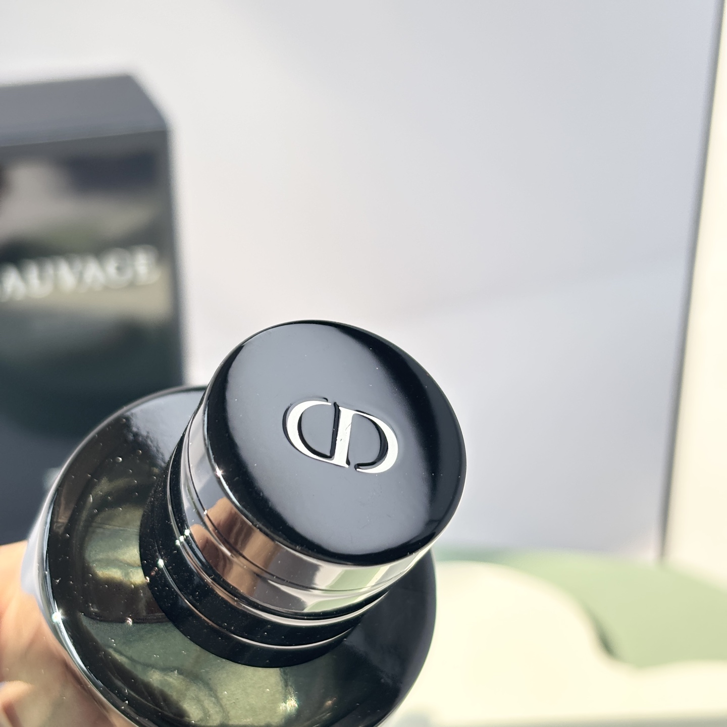 85💰原单品质
迪奥旷野男士淡香水
香调:馥奇香调

前调:胡椒香柠檬
中调:花椒榄香脂粉红胡椒
后调:雪松香根草降龙涎香酥
开场清新的柑橘
中调是清新的木质香
尾调的雪松很温柔带有淡淡的皂感

好闻的木质男香，你闻到了吗？
一切神秘与自由都藏在日暮时分的旷野之中，身体与灵魂总要有一个身处旷野！Dior经典旷野男士淡香水
我喜欢丰富而有层次的香水味道
就像这支迪奥旷野
自带一种来自旷野的原始味道
香柠檬唤醒了城市中日渐麻木的心灵
即使是在钢铁城市之中
依然能够随着味道的指引
在脑海中编制出一场冒险
香水喷出来的一刻，扑面而来的
是清新的柑橘柠檬的清爽气息
