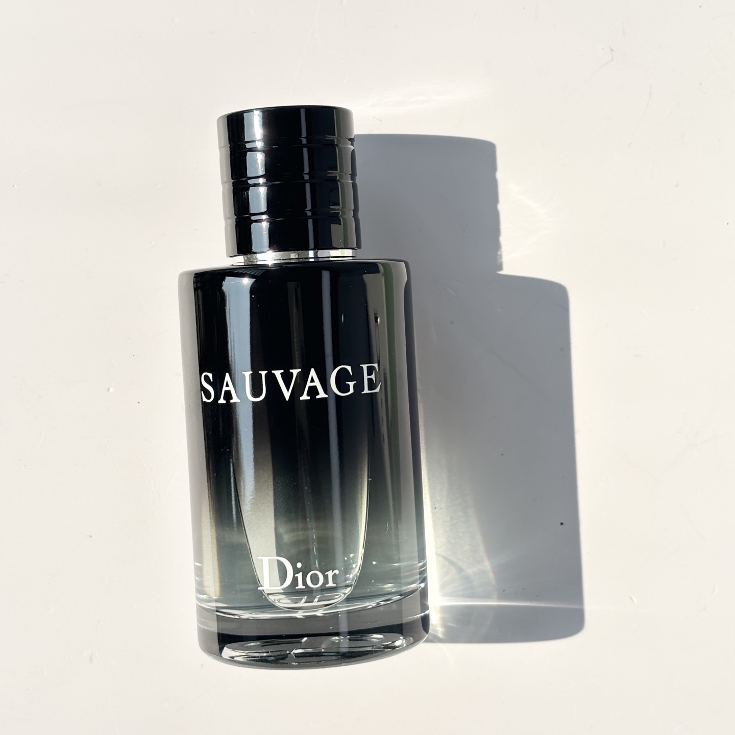 85💰原单品质
迪奥旷野男士淡香水
香调:馥奇香调

前调:胡椒香柠檬
中调:花椒榄香脂粉红胡椒
后调:雪松香根草降龙涎香酥
开场清新的柑橘
中调是清新的木质香
尾调的雪松很温柔带有淡淡的皂感

好闻的木质男香，你闻到了吗？
一切神秘与自由都藏在日暮时分的旷野之中，身体与灵魂总要有一个身处旷野！Dior经典旷野男士淡香水
我喜欢丰富而有层次的香水味道
就像这支迪奥旷野
自带一种来自旷野的原始味道
香柠檬唤醒了城市中日渐麻木的心灵
即使是在钢铁城市之中
依然能够随着味道的指引
在脑海中编制出一场冒险
香水喷出来的一刻，扑面而来的
是清新的柑橘柠檬的清爽气息
