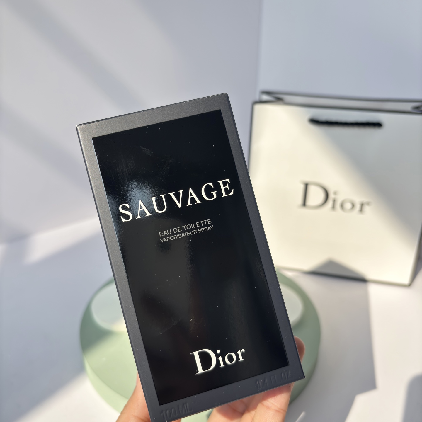 85💰原单品质
迪奥旷野男士淡香水
香调:馥奇香调

前调:胡椒香柠檬
中调:花椒榄香脂粉红胡椒
后调:雪松香根草降龙涎香酥
开场清新的柑橘
中调是清新的木质香
尾调的雪松很温柔带有淡淡的皂感

好闻的木质男香，你闻到了吗？
一切神秘与自由都藏在日暮时分的旷野之中，身体与灵魂总要有一个身处旷野！Dior经典旷野男士淡香水
我喜欢丰富而有层次的香水味道
就像这支迪奥旷野
自带一种来自旷野的原始味道
香柠檬唤醒了城市中日渐麻木的心灵
即使是在钢铁城市之中
依然能够随着味道的指引
在脑海中编制出一场冒险
香水喷出来的一刻，扑面而来的
是清新的柑橘柠檬的清爽气息
