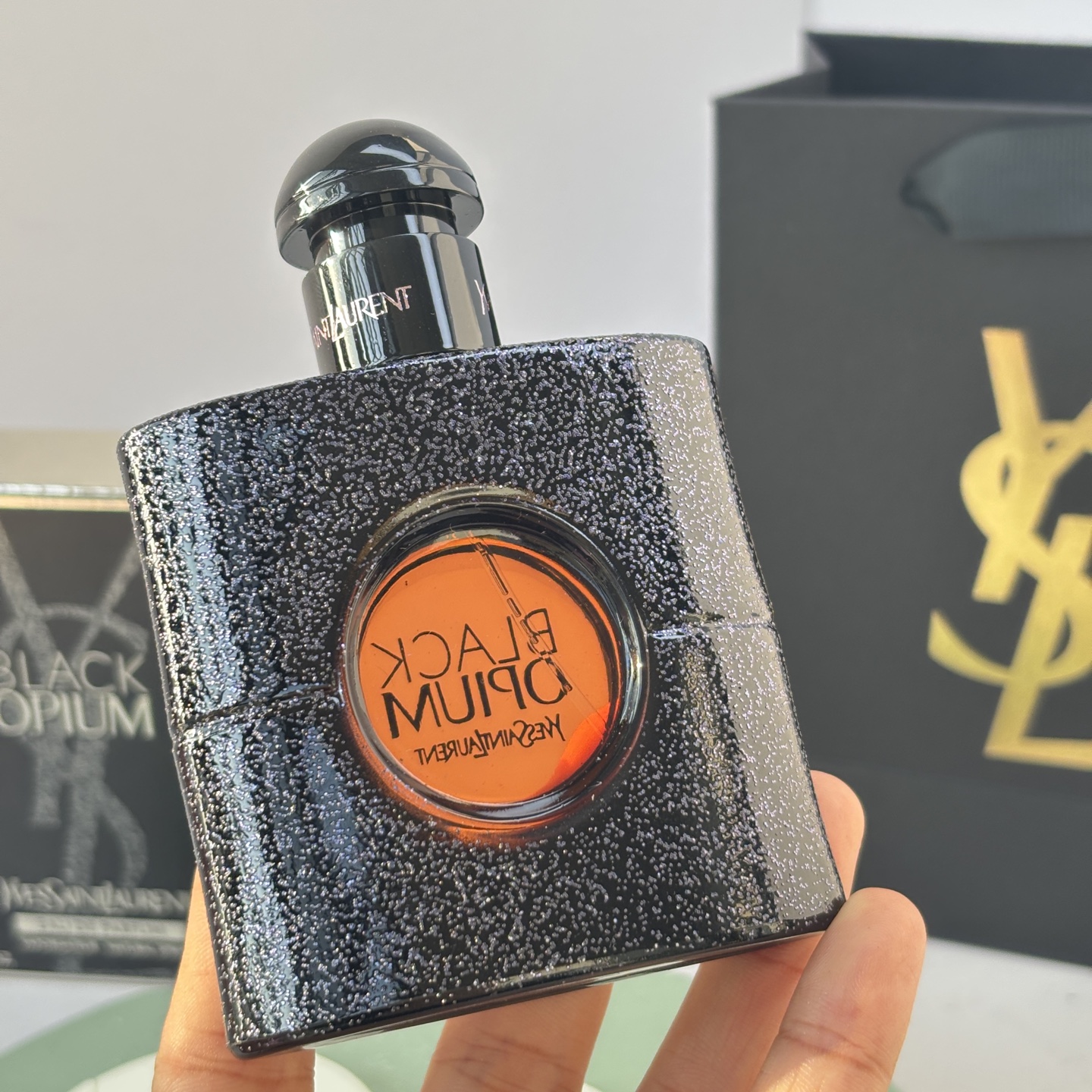 85💰原单品质
YSL Black opium黑鸦片

这是一个美食东方调
前调：咖啡 柑橘
中调：橙花 晚香玉 茉莉
后调：麝香 香草 广藿香

💁🏻&zwj;♀ 推荐指数 - 🌕🌕🌕🌗
今天是大名鼎鼎的黑鸦片，这款香水堪称夜晚的代名词，如同城市霓虹下的迷人倩影，带着一丝危险的诱惑和让人上瘾的甜美气息。第一次闻它，或许会被那突如其来的甜腻感吓到，但当你习惯它后，你会发现这不仅仅是简单的&ldquo;甜&rdquo;，而是一种充满张力与个性的甜。这种甜不是一味的腻人，而是带着一丝温暖与性感，越到后面，越能体会它细腻的层次。咖啡和柑橘的加入带来了一丝不同，接着橙花与晚香玉交织出一种柔美又丰盈的花香，茉莉的加入更让这份甜美带有了一丝干练的气质。不同于普通甜香的单薄，这一层的花香营造出了一种立体的感觉。后调是香草的甜美与广藿香的辛香，混合柔软的麝香，仿佛是午夜喝下一杯焦糖玛奇朵，甜美中带着一丝微苦，令人回味无穷