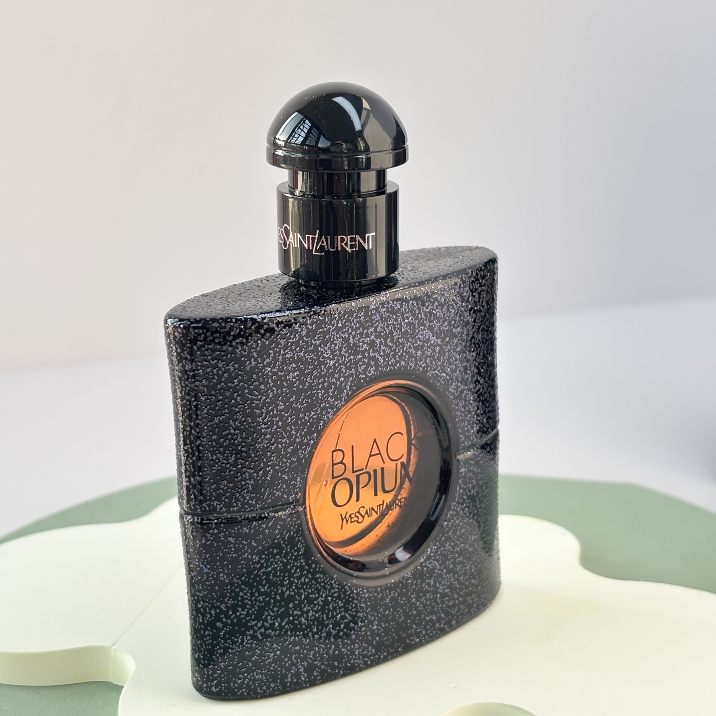 85💰原单品质
YSL Black opium黑鸦片

这是一个美食东方调
前调：咖啡 柑橘
中调：橙花 晚香玉 茉莉
后调：麝香 香草 广藿香

💁🏻&zwj;♀ 推荐指数 - 🌕🌕🌕🌗
今天是大名鼎鼎的黑鸦片，这款香水堪称夜晚的代名词，如同城市霓虹下的迷人倩影，带着一丝危险的诱惑和让人上瘾的甜美气息。第一次闻它，或许会被那突如其来的甜腻感吓到，但当你习惯它后，你会发现这不仅仅是简单的&ldquo;甜&rdquo;，而是一种充满张力与个性的甜。这种甜不是一味的腻人，而是带着一丝温暖与性感，越到后面，越能体会它细腻的层次。咖啡和柑橘的加入带来了一丝不同，接着橙花与晚香玉交织出一种柔美又丰盈的花香，茉莉的加入更让这份甜美带有了一丝干练的气质。不同于普通甜香的单薄，这一层的花香营造出了一种立体的感觉。后调是香草的甜美与广藿香的辛香，混合柔软的麝香，仿佛是午夜喝下一杯焦糖玛奇朵，甜美中带着一丝微苦，令人回味无穷