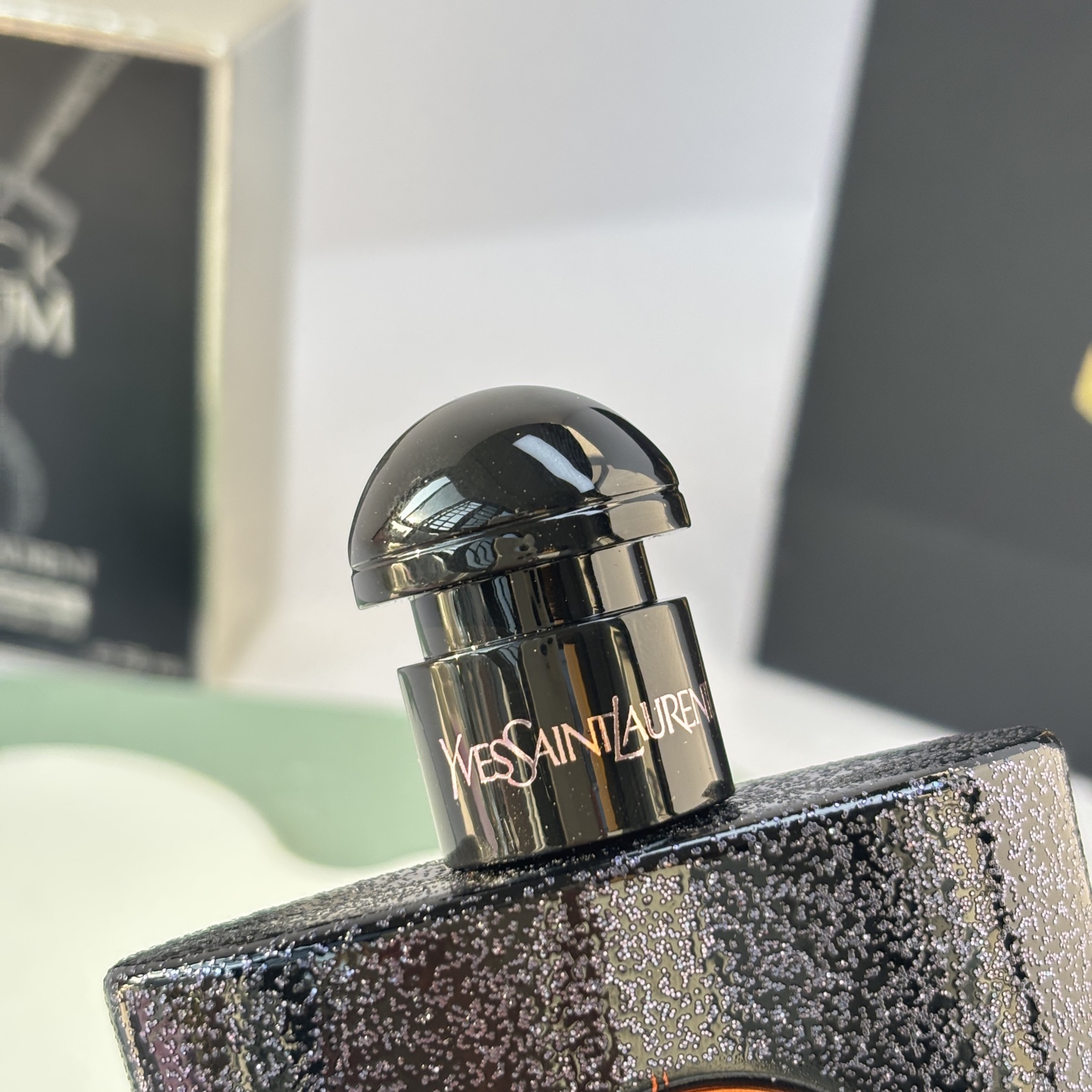 85💰原单品质
YSL Black opium黑鸦片

这是一个美食东方调
前调：咖啡 柑橘
中调：橙花 晚香玉 茉莉
后调：麝香 香草 广藿香

💁🏻&zwj;♀ 推荐指数 - 🌕🌕🌕🌗
今天是大名鼎鼎的黑鸦片，这款香水堪称夜晚的代名词，如同城市霓虹下的迷人倩影，带着一丝危险的诱惑和让人上瘾的甜美气息。第一次闻它，或许会被那突如其来的甜腻感吓到，但当你习惯它后，你会发现这不仅仅是简单的&ldquo;甜&rdquo;，而是一种充满张力与个性的甜。这种甜不是一味的腻人，而是带着一丝温暖与性感，越到后面，越能体会它细腻的层次。咖啡和柑橘的加入带来了一丝不同，接着橙花与晚香玉交织出一种柔美又丰盈的花香，茉莉的加入更让这份甜美带有了一丝干练的气质。不同于普通甜香的单薄，这一层的花香营造出了一种立体的感觉。后调是香草的甜美与广藿香的辛香，混合柔软的麝香，仿佛是午夜喝下一杯焦糖玛奇朵，甜美中带着一丝微苦，令人回味无穷