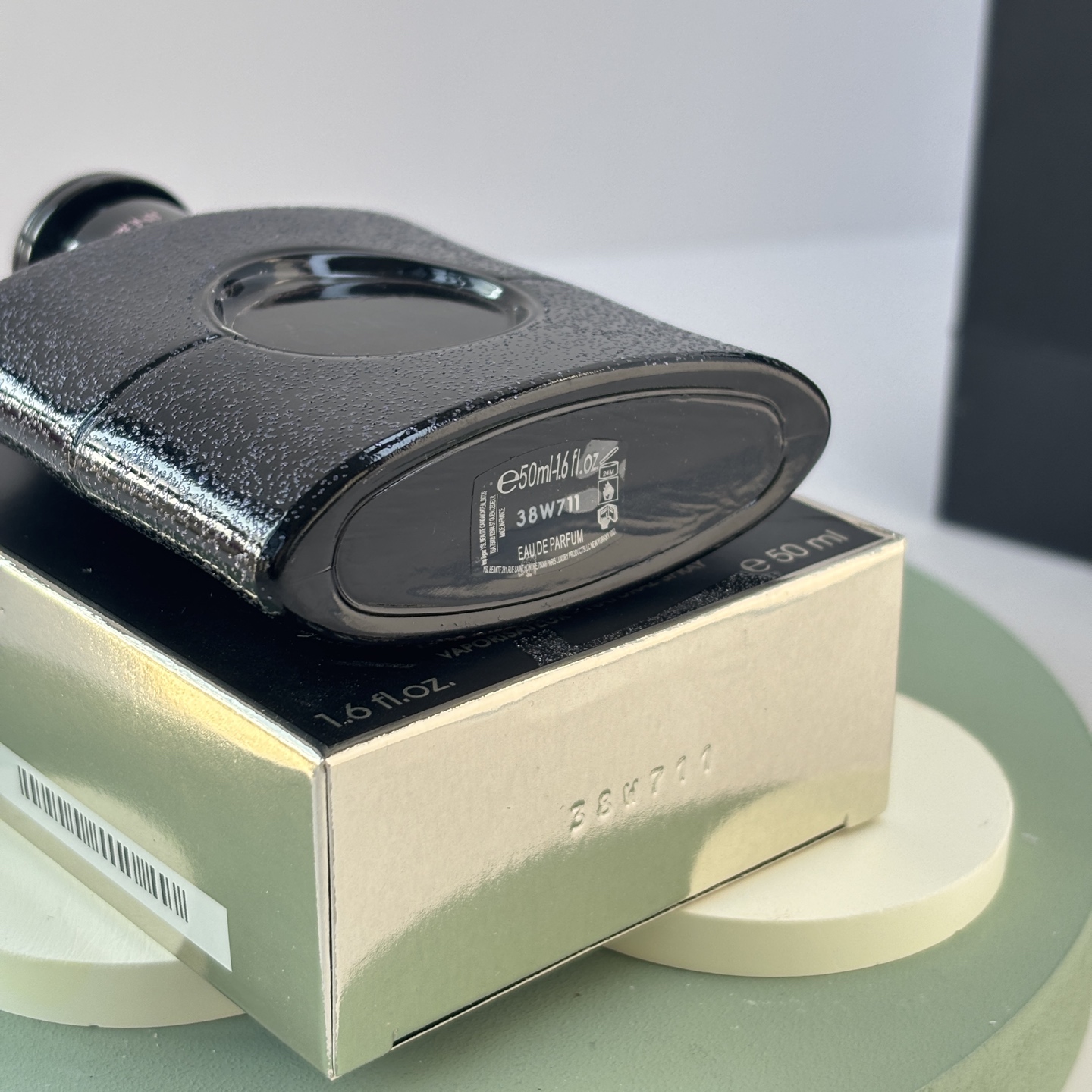 85💰原单品质
YSL Black opium黑鸦片

这是一个美食东方调
前调：咖啡 柑橘
中调：橙花 晚香玉 茉莉
后调：麝香 香草 广藿香

💁🏻&zwj;♀ 推荐指数 - 🌕🌕🌕🌗
今天是大名鼎鼎的黑鸦片，这款香水堪称夜晚的代名词，如同城市霓虹下的迷人倩影，带着一丝危险的诱惑和让人上瘾的甜美气息。第一次闻它，或许会被那突如其来的甜腻感吓到，但当你习惯它后，你会发现这不仅仅是简单的&ldquo;甜&rdquo;，而是一种充满张力与个性的甜。这种甜不是一味的腻人，而是带着一丝温暖与性感，越到后面，越能体会它细腻的层次。咖啡和柑橘的加入带来了一丝不同，接着橙花与晚香玉交织出一种柔美又丰盈的花香，茉莉的加入更让这份甜美带有了一丝干练的气质。不同于普通甜香的单薄，这一层的花香营造出了一种立体的感觉。后调是香草的甜美与广藿香的辛香，混合柔软的麝香，仿佛是午夜喝下一杯焦糖玛奇朵，甜美中带着一丝微苦，令人回味无穷