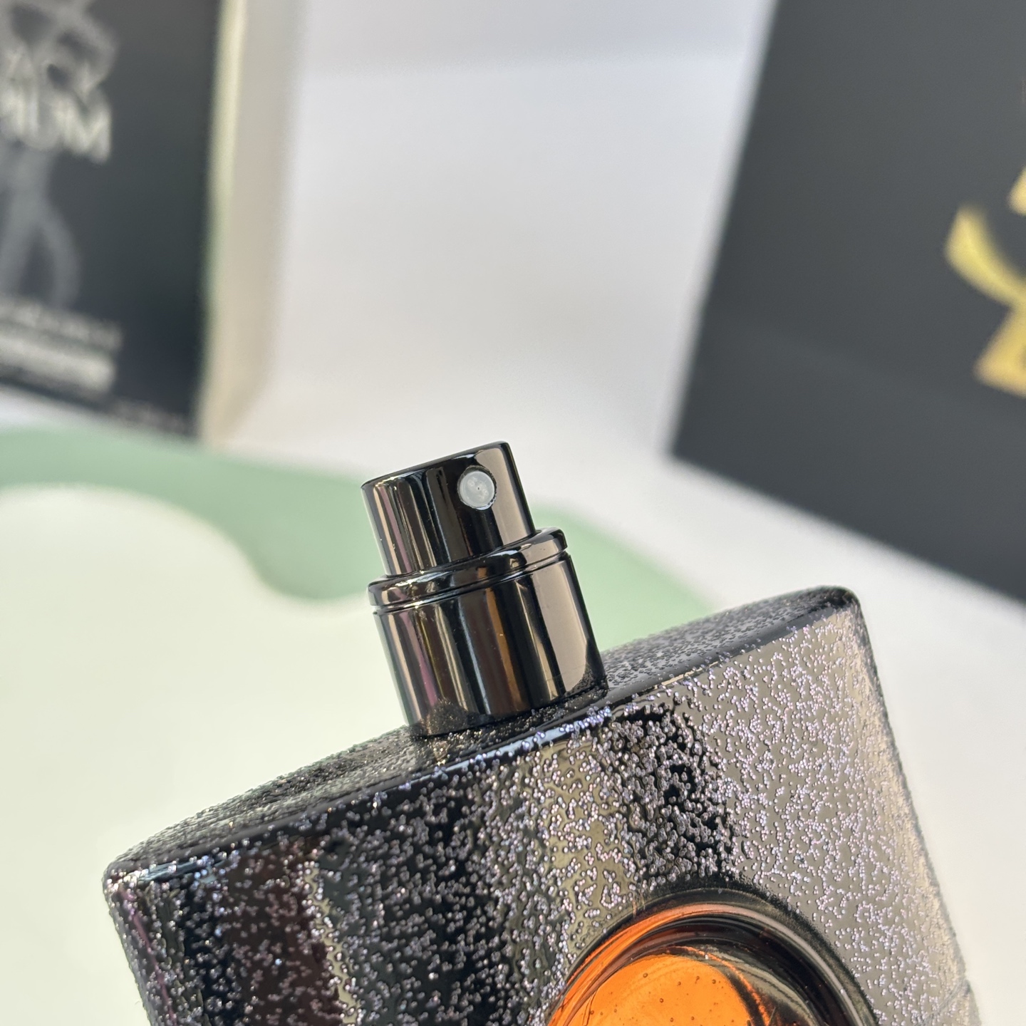 85💰原单品质
YSL Black opium黑鸦片

这是一个美食东方调
前调：咖啡 柑橘
中调：橙花 晚香玉 茉莉
后调：麝香 香草 广藿香

💁🏻&zwj;♀ 推荐指数 - 🌕🌕🌕🌗
今天是大名鼎鼎的黑鸦片，这款香水堪称夜晚的代名词，如同城市霓虹下的迷人倩影，带着一丝危险的诱惑和让人上瘾的甜美气息。第一次闻它，或许会被那突如其来的甜腻感吓到，但当你习惯它后，你会发现这不仅仅是简单的&ldquo;甜&rdquo;，而是一种充满张力与个性的甜。这种甜不是一味的腻人，而是带着一丝温暖与性感，越到后面，越能体会它细腻的层次。咖啡和柑橘的加入带来了一丝不同，接着橙花与晚香玉交织出一种柔美又丰盈的花香，茉莉的加入更让这份甜美带有了一丝干练的气质。不同于普通甜香的单薄，这一层的花香营造出了一种立体的感觉。后调是香草的甜美与广藿香的辛香，混合柔软的麝香，仿佛是午夜喝下一杯焦糖玛奇朵，甜美中带着一丝微苦，令人回味无穷