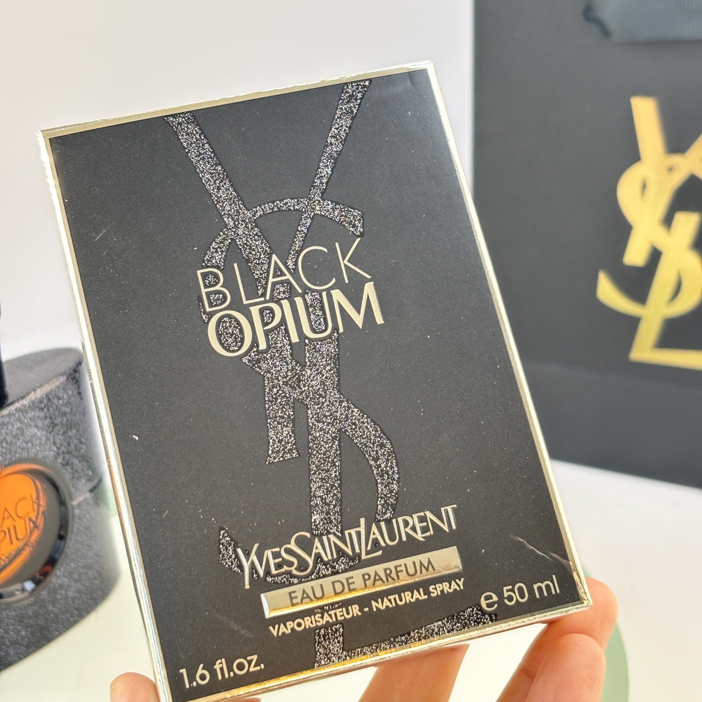 85💰原单品质
YSL Black opium黑鸦片

这是一个美食东方调
前调：咖啡 柑橘
中调：橙花 晚香玉 茉莉
后调：麝香 香草 广藿香

💁🏻&zwj;♀ 推荐指数 - 🌕🌕🌕🌗
今天是大名鼎鼎的黑鸦片，这款香水堪称夜晚的代名词，如同城市霓虹下的迷人倩影，带着一丝危险的诱惑和让人上瘾的甜美气息。第一次闻它，或许会被那突如其来的甜腻感吓到，但当你习惯它后，你会发现这不仅仅是简单的&ldquo;甜&rdquo;，而是一种充满张力与个性的甜。这种甜不是一味的腻人，而是带着一丝温暖与性感，越到后面，越能体会它细腻的层次。咖啡和柑橘的加入带来了一丝不同，接着橙花与晚香玉交织出一种柔美又丰盈的花香，茉莉的加入更让这份甜美带有了一丝干练的气质。不同于普通甜香的单薄，这一层的花香营造出了一种立体的感觉。后调是香草的甜美与广藿香的辛香，混合柔软的麝香，仿佛是午夜喝下一杯焦糖玛奇朵，甜美中带着一丝微苦，令人回味无穷