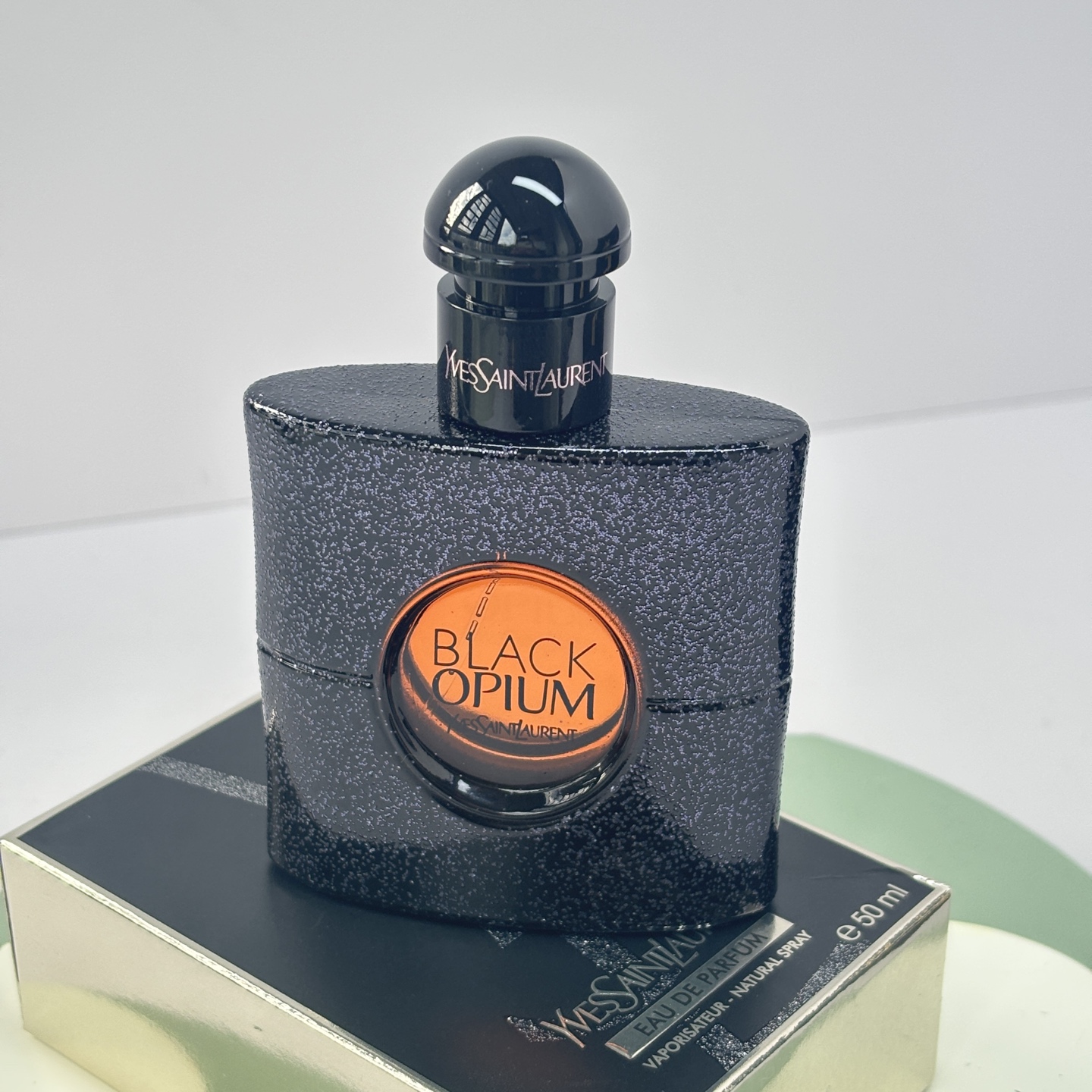 85💰原单品质
YSL Black opium黑鸦片

这是一个美食东方调
前调：咖啡 柑橘
中调：橙花 晚香玉 茉莉
后调：麝香 香草 广藿香

💁🏻&zwj;♀ 推荐指数 - 🌕🌕🌕🌗
今天是大名鼎鼎的黑鸦片，这款香水堪称夜晚的代名词，如同城市霓虹下的迷人倩影，带着一丝危险的诱惑和让人上瘾的甜美气息。第一次闻它，或许会被那突如其来的甜腻感吓到，但当你习惯它后，你会发现这不仅仅是简单的&ldquo;甜&rdquo;，而是一种充满张力与个性的甜。这种甜不是一味的腻人，而是带着一丝温暖与性感，越到后面，越能体会它细腻的层次。咖啡和柑橘的加入带来了一丝不同，接着橙花与晚香玉交织出一种柔美又丰盈的花香，茉莉的加入更让这份甜美带有了一丝干练的气质。不同于普通甜香的单薄，这一层的花香营造出了一种立体的感觉。后调是香草的甜美与广藿香的辛香，混合柔软的麝香，仿佛是午夜喝下一杯焦糖玛奇朵，甜美中带着一丝微苦，令人回味无穷