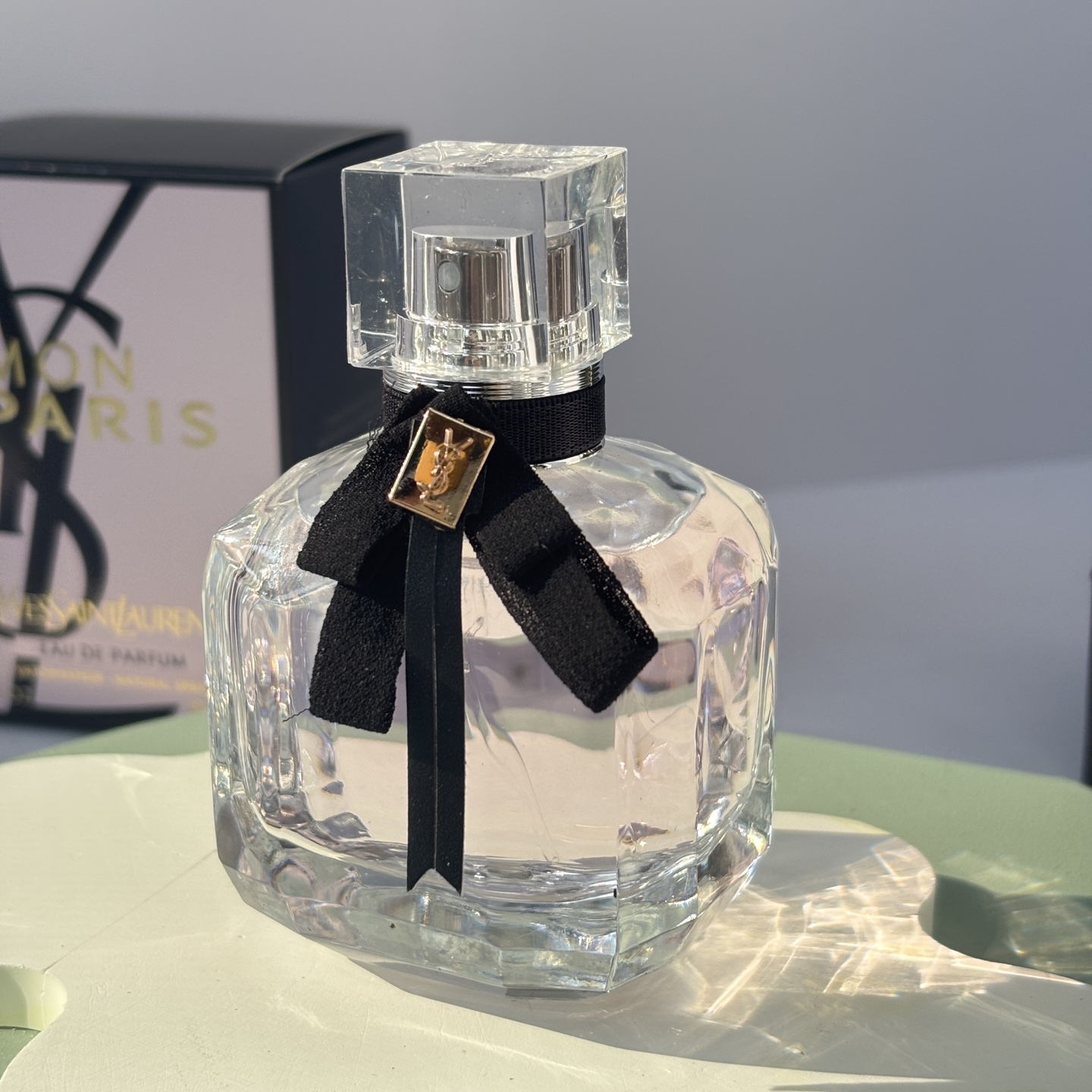 85💰原单品质
女生必备香水之一‼️ &ldquo;圣罗兰反转巴黎淡香水&rdquo;
YSL第一支西普麝香调香水～
神秘明亮的曼陀罗与深邃强烈的广麝香，碰撞出如同爱情的味道巴黎左岸的春日里，他拉住你的手，四目交汇平价心动，定友有明牙时甜美泓味持香时间:一整天❤️充满诱惑的一瓶女人香，很甜，但不腻，蜜桃果香

香调:花香果香调前调:蜜桃、佛手柑
中调:曼陀罗、芍药、木兰
后调:广藿香、克什米尔木

超级推荐女生人手必备‼️绝不会踩雷💥越闻越爱～送礼也很合适哟！