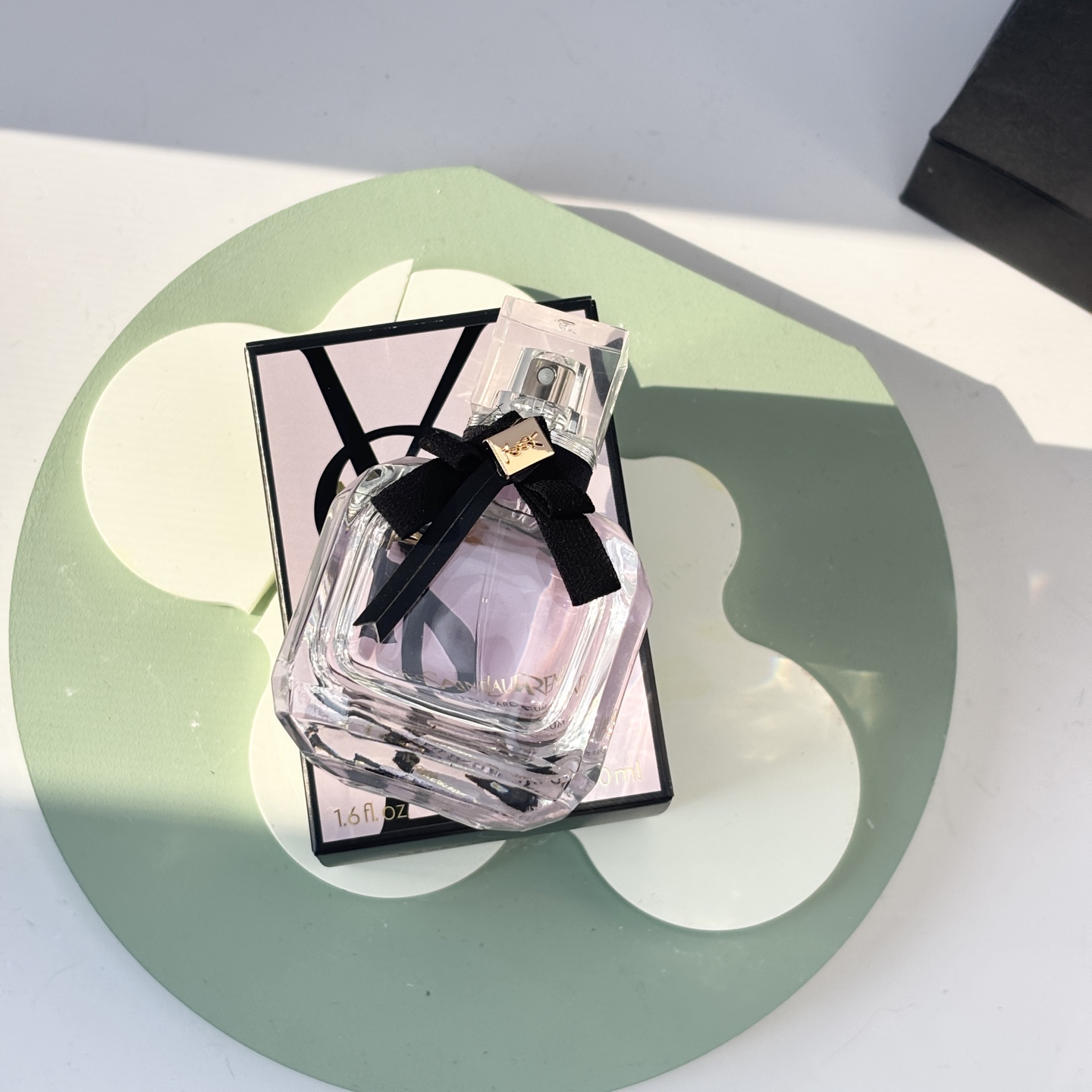 85💰原单品质
女生必备香水之一‼️ &ldquo;圣罗兰反转巴黎淡香水&rdquo;
YSL第一支西普麝香调香水～
神秘明亮的曼陀罗与深邃强烈的广麝香，碰撞出如同爱情的味道巴黎左岸的春日里，他拉住你的手，四目交汇平价心动，定友有明牙时甜美泓味持香时间:一整天❤️充满诱惑的一瓶女人香，很甜，但不腻，蜜桃果香

香调:花香果香调前调:蜜桃、佛手柑
中调:曼陀罗、芍药、木兰
后调:广藿香、克什米尔木

超级推荐女生人手必备‼️绝不会踩雷💥越闻越爱～送礼也很合适哟！