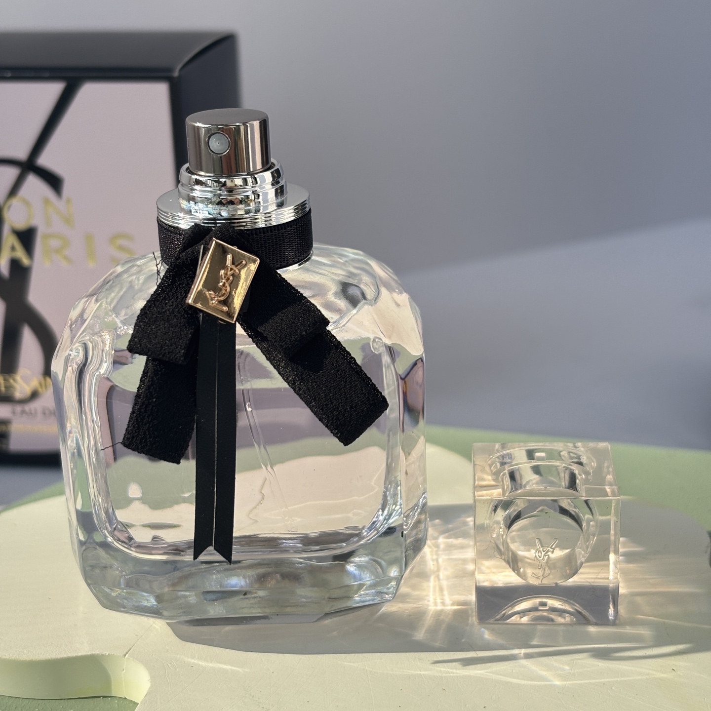 85💰原单品质
女生必备香水之一‼️ &ldquo;圣罗兰反转巴黎淡香水&rdquo;
YSL第一支西普麝香调香水～
神秘明亮的曼陀罗与深邃强烈的广麝香，碰撞出如同爱情的味道巴黎左岸的春日里，他拉住你的手，四目交汇平价心动，定友有明牙时甜美泓味持香时间:一整天❤️充满诱惑的一瓶女人香，很甜，但不腻，蜜桃果香

香调:花香果香调前调:蜜桃、佛手柑
中调:曼陀罗、芍药、木兰
后调:广藿香、克什米尔木

超级推荐女生人手必备‼️绝不会踩雷💥越闻越爱～送礼也很合适哟！