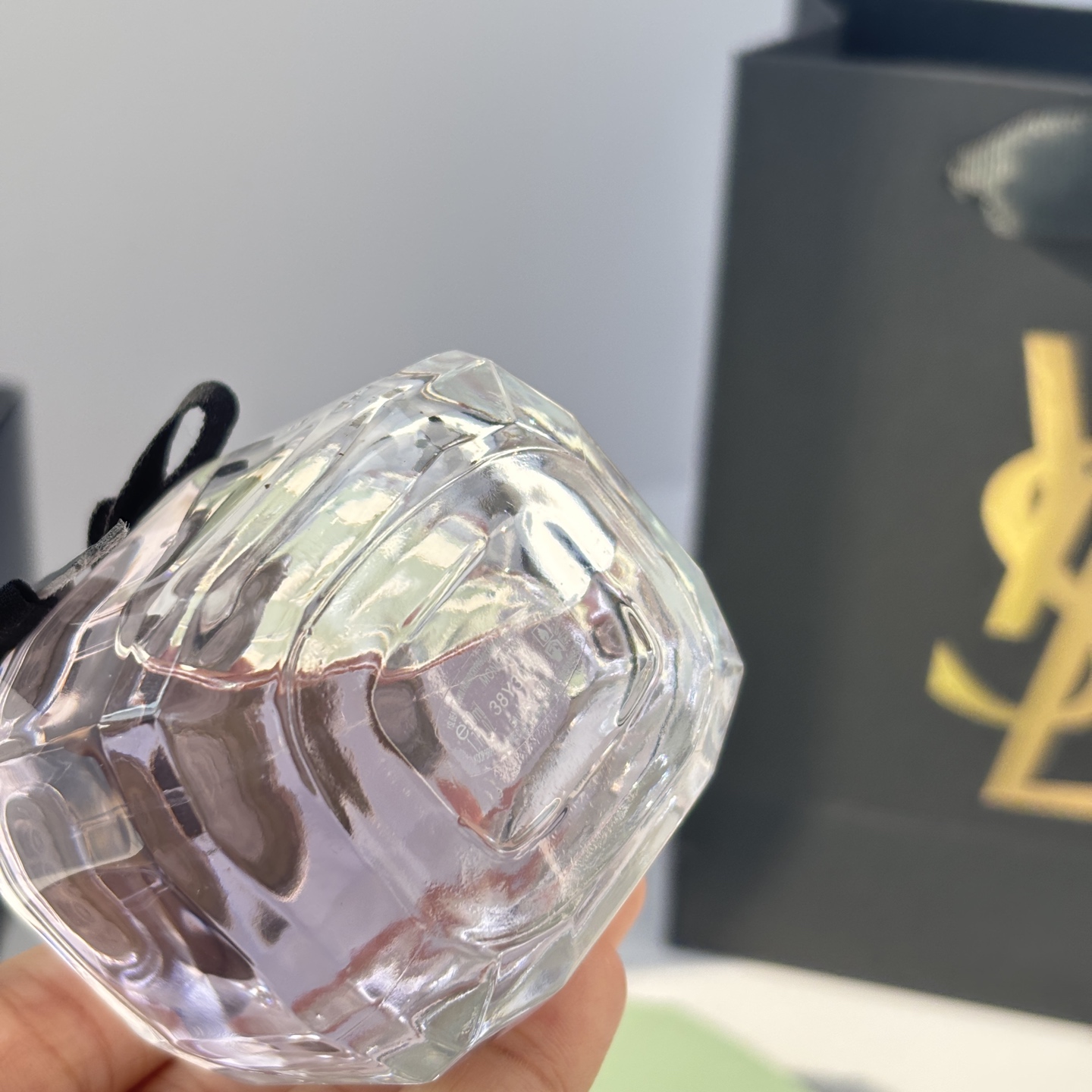 85💰原单品质
女生必备香水之一‼️ &ldquo;圣罗兰反转巴黎淡香水&rdquo;
YSL第一支西普麝香调香水～
神秘明亮的曼陀罗与深邃强烈的广麝香，碰撞出如同爱情的味道巴黎左岸的春日里，他拉住你的手，四目交汇平价心动，定友有明牙时甜美泓味持香时间:一整天❤️充满诱惑的一瓶女人香，很甜，但不腻，蜜桃果香

香调:花香果香调前调:蜜桃、佛手柑
中调:曼陀罗、芍药、木兰
后调:广藿香、克什米尔木

超级推荐女生人手必备‼️绝不会踩雷💥越闻越爱～送礼也很合适哟！