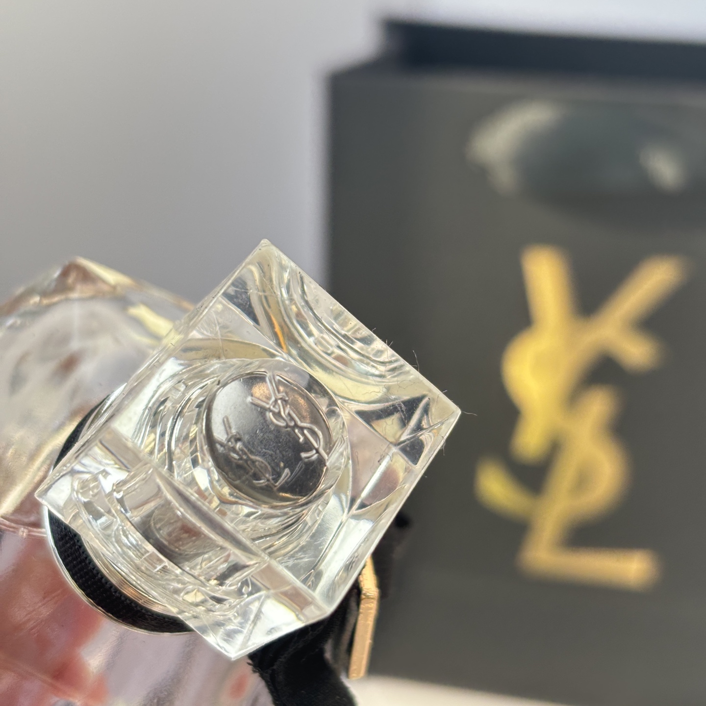 85💰原单品质
女生必备香水之一‼️ &ldquo;圣罗兰反转巴黎淡香水&rdquo;
YSL第一支西普麝香调香水～
神秘明亮的曼陀罗与深邃强烈的广麝香，碰撞出如同爱情的味道巴黎左岸的春日里，他拉住你的手，四目交汇平价心动，定友有明牙时甜美泓味持香时间:一整天❤️充满诱惑的一瓶女人香，很甜，但不腻，蜜桃果香

香调:花香果香调前调:蜜桃、佛手柑
中调:曼陀罗、芍药、木兰
后调:广藿香、克什米尔木

超级推荐女生人手必备‼️绝不会踩雷💥越闻越爱～送礼也很合适哟！