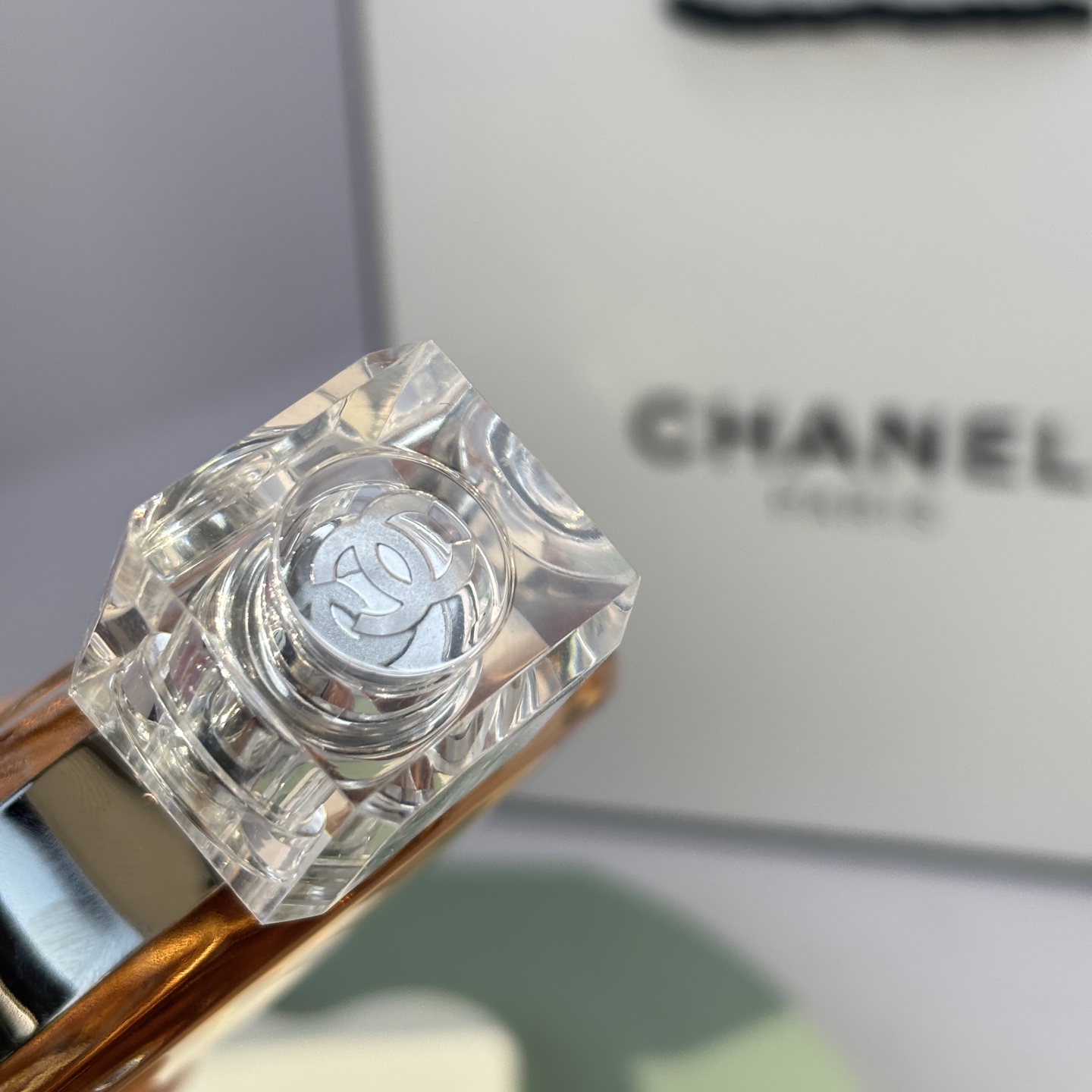 85💰原单品质
香奈儿黄邂逅淡香水
🔜香奈儿黄邂逅✨ |穿梭于都市中的精致独立女性💕
CHANEL Chance EAU DE TOILETTE
香奈儿香水 黄邂逅
花果香
前调：菠萝 鸢尾花广藿香 粉红胡椒风信子
中调：茉莉柠檬玫瑰
后调：麝香 广藿香 香草 香根草
✨前调粉红辣椒带来淡淡的辛辣感，活泼的花果香，
闻着心情都好很多
✨中调温暖的玫瑰花香，搭配清新的茉莉柠檬，安然
舒服
✨后调甜甜的，淡淡的脂粉味用的恰到好处，有种被
人抱住包裹住的温暖感☀️