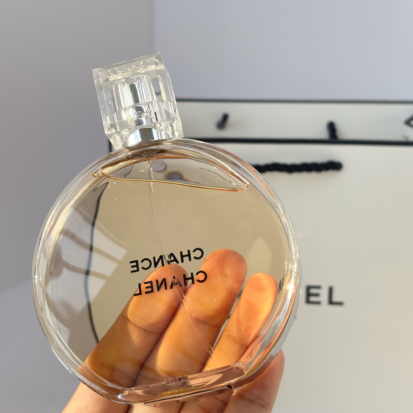 85💰原单品质
香奈儿黄邂逅淡香水
🔜香奈儿黄邂逅✨ |穿梭于都市中的精致独立女性💕
CHANEL Chance EAU DE TOILETTE
香奈儿香水 黄邂逅
花果香
前调：菠萝 鸢尾花广藿香 粉红胡椒风信子
中调：茉莉柠檬玫瑰
后调：麝香 广藿香 香草 香根草
✨前调粉红辣椒带来淡淡的辛辣感，活泼的花果香，
闻着心情都好很多
✨中调温暖的玫瑰花香，搭配清新的茉莉柠檬，安然
舒服
✨后调甜甜的，淡淡的脂粉味用的恰到好处，有种被
人抱住包裹住的温暖感☀️