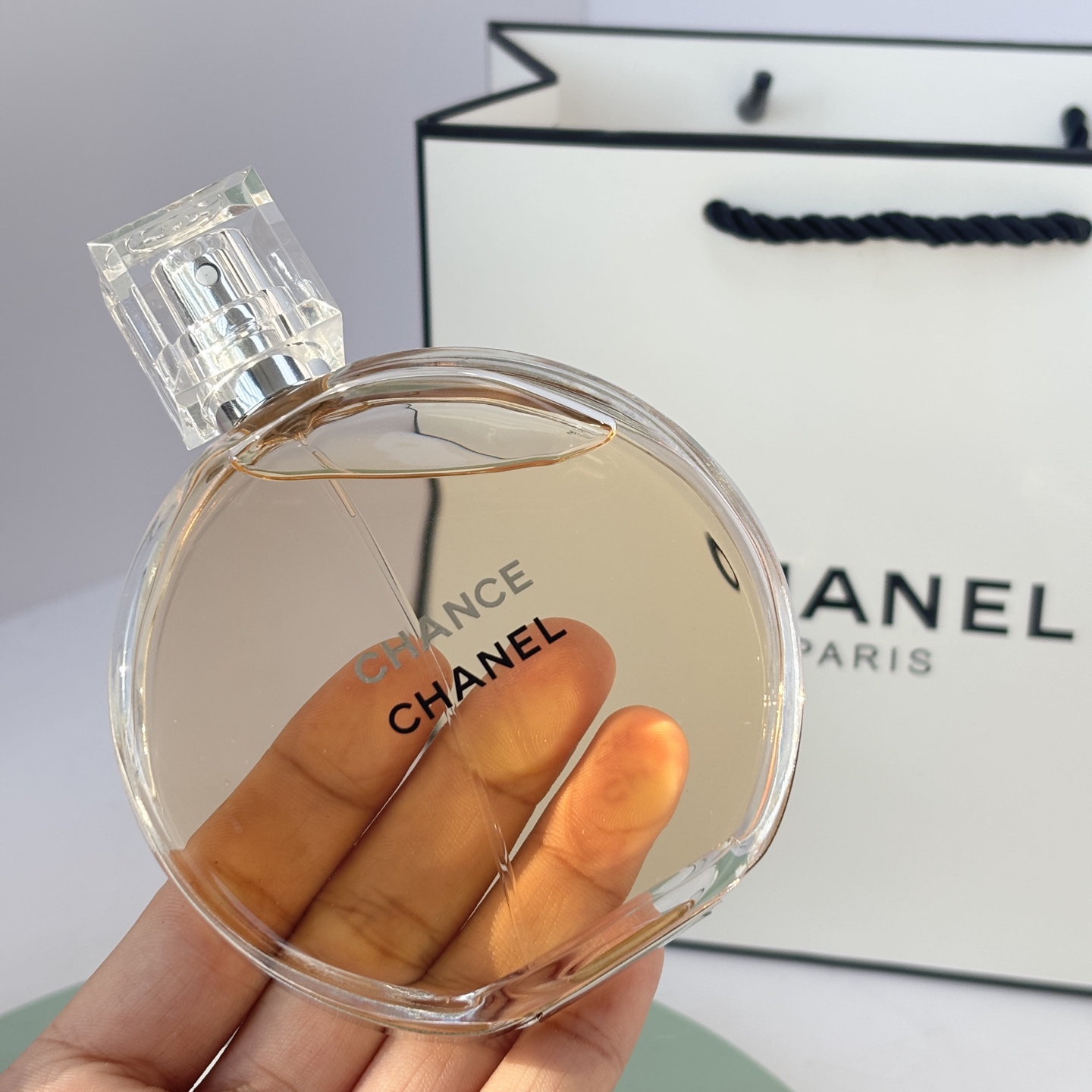 85💰原单品质
香奈儿黄邂逅淡香水
🔜香奈儿黄邂逅✨ |穿梭于都市中的精致独立女性💕
CHANEL Chance EAU DE TOILETTE
香奈儿香水 黄邂逅
花果香
前调：菠萝 鸢尾花广藿香 粉红胡椒风信子
中调：茉莉柠檬玫瑰
后调：麝香 广藿香 香草 香根草
✨前调粉红辣椒带来淡淡的辛辣感，活泼的花果香，
闻着心情都好很多
✨中调温暖的玫瑰花香，搭配清新的茉莉柠檬，安然
舒服
✨后调甜甜的，淡淡的脂粉味用的恰到好处，有种被
人抱住包裹住的温暖感☀️