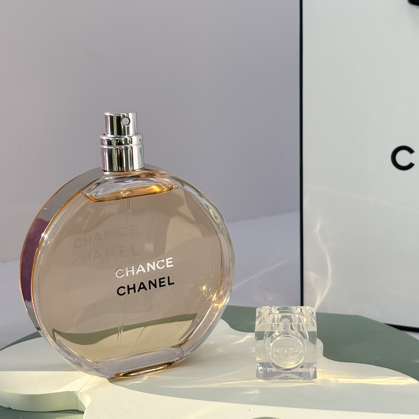 85💰原单品质
香奈儿黄邂逅淡香水
🔜香奈儿黄邂逅✨ |穿梭于都市中的精致独立女性💕
CHANEL Chance EAU DE TOILETTE
香奈儿香水 黄邂逅
花果香
前调：菠萝 鸢尾花广藿香 粉红胡椒风信子
中调：茉莉柠檬玫瑰
后调：麝香 广藿香 香草 香根草
✨前调粉红辣椒带来淡淡的辛辣感，活泼的花果香，
闻着心情都好很多
✨中调温暖的玫瑰花香，搭配清新的茉莉柠檬，安然
舒服
✨后调甜甜的，淡淡的脂粉味用的恰到好处，有种被
人抱住包裹住的温暖感☀️