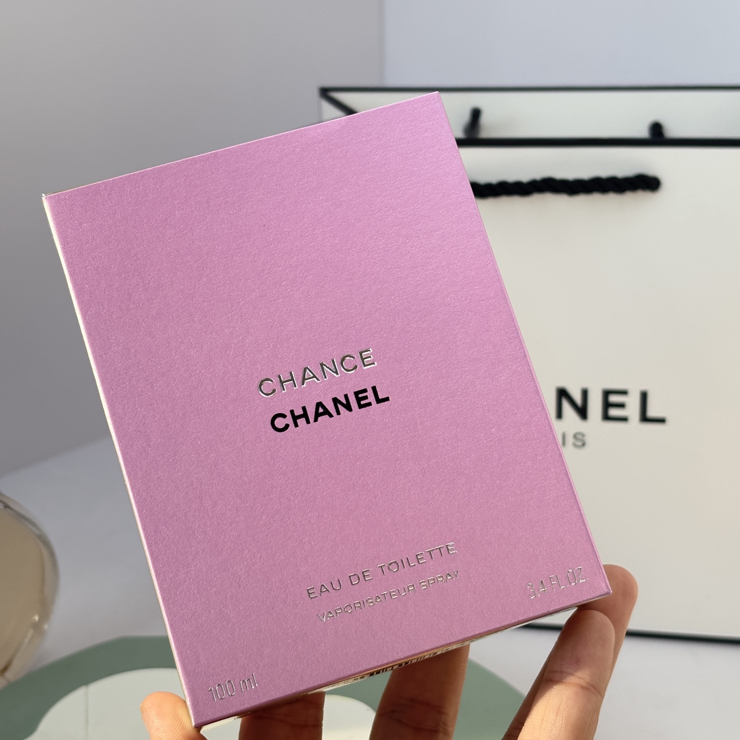 85💰原单品质
香奈儿黄邂逅淡香水
🔜香奈儿黄邂逅✨ |穿梭于都市中的精致独立女性💕
CHANEL Chance EAU DE TOILETTE
香奈儿香水 黄邂逅
花果香
前调：菠萝 鸢尾花广藿香 粉红胡椒风信子
中调：茉莉柠檬玫瑰
后调：麝香 广藿香 香草 香根草
✨前调粉红辣椒带来淡淡的辛辣感，活泼的花果香，
闻着心情都好很多
✨中调温暖的玫瑰花香，搭配清新的茉莉柠檬，安然
舒服
✨后调甜甜的，淡淡的脂粉味用的恰到好处，有种被
人抱住包裹住的温暖感☀️