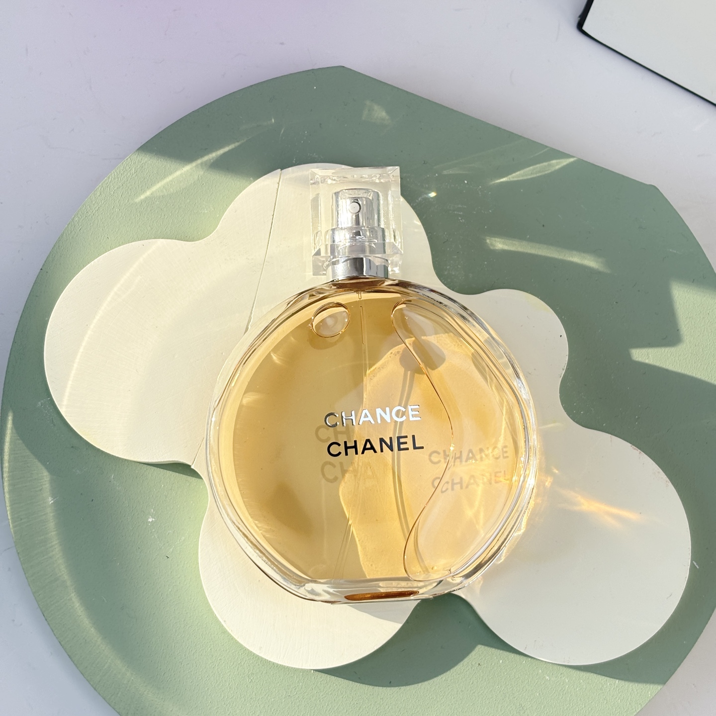 85💰原单品质
香奈儿黄邂逅淡香水
🔜香奈儿黄邂逅✨ |穿梭于都市中的精致独立女性💕
CHANEL Chance EAU DE TOILETTE
香奈儿香水 黄邂逅
花果香
前调：菠萝 鸢尾花广藿香 粉红胡椒风信子
中调：茉莉柠檬玫瑰
后调：麝香 广藿香 香草 香根草
✨前调粉红辣椒带来淡淡的辛辣感，活泼的花果香，
闻着心情都好很多
✨中调温暖的玫瑰花香，搭配清新的茉莉柠檬，安然
舒服
✨后调甜甜的，淡淡的脂粉味用的恰到好处，有种被
人抱住包裹住的温暖感☀️
