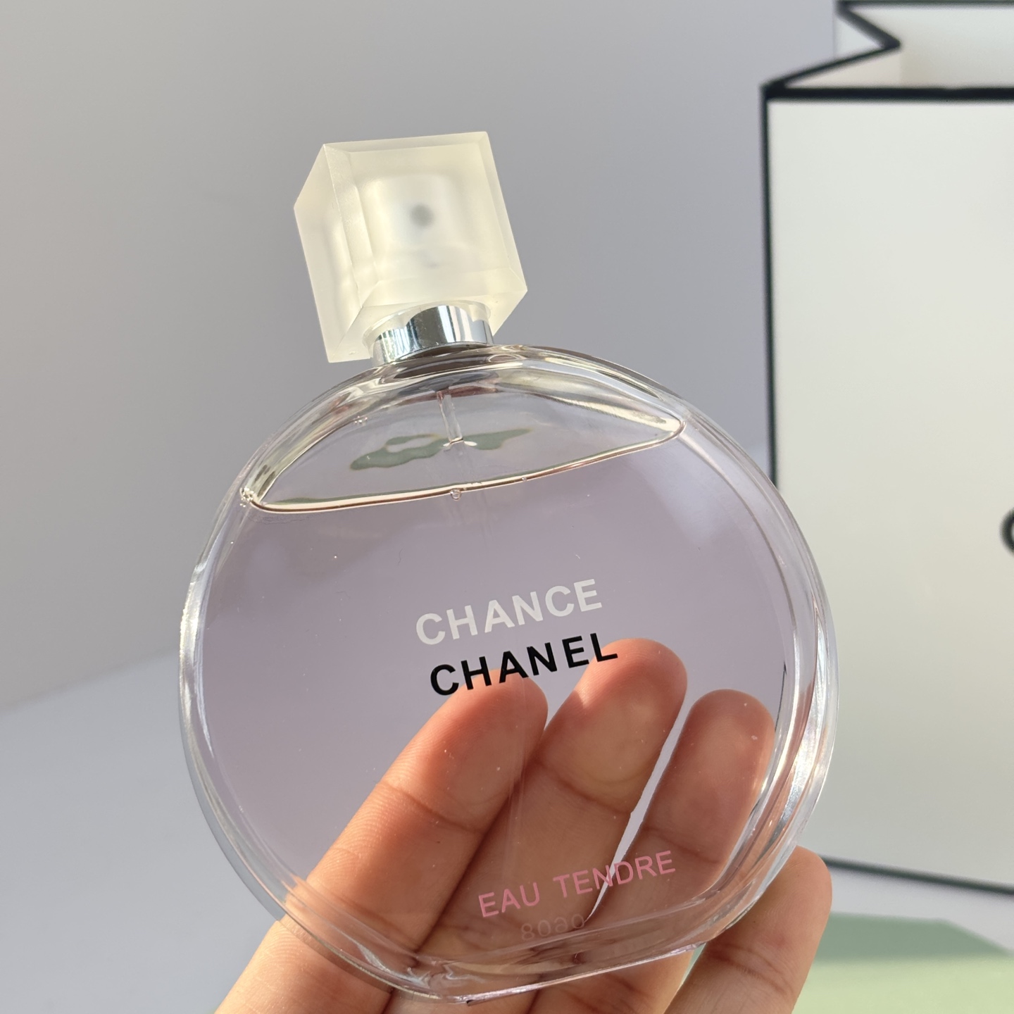 85💰原单品质
chanel粉邂逅淡香
💗梦幻的樱花浪漫

🍃 香调分析：
前调：葡萄柚、木梨
中调：茉莉、风信子
后调：麝香、鸢尾花、雪松、琥珀

🌸 颜值即正义！瓶身美到窒息
粉嫩的玻璃瓶搭配银色瓶盖，阳光下就像一颗梦幻的樱花糖果🍬！放在梳妆台上简直是装饰品，每次看到都心情爆好～
---

📝 闻香反馈：
粉邂逅以其清甜的花果香受到广泛喜爱，被描述为&ldquo;无数年轻女孩子都该拥有的气息&rdquo;，它被认为&ldquo;很甜但不腻&rdquo;，花香浓郁，给人温柔甜美的感觉。
	
