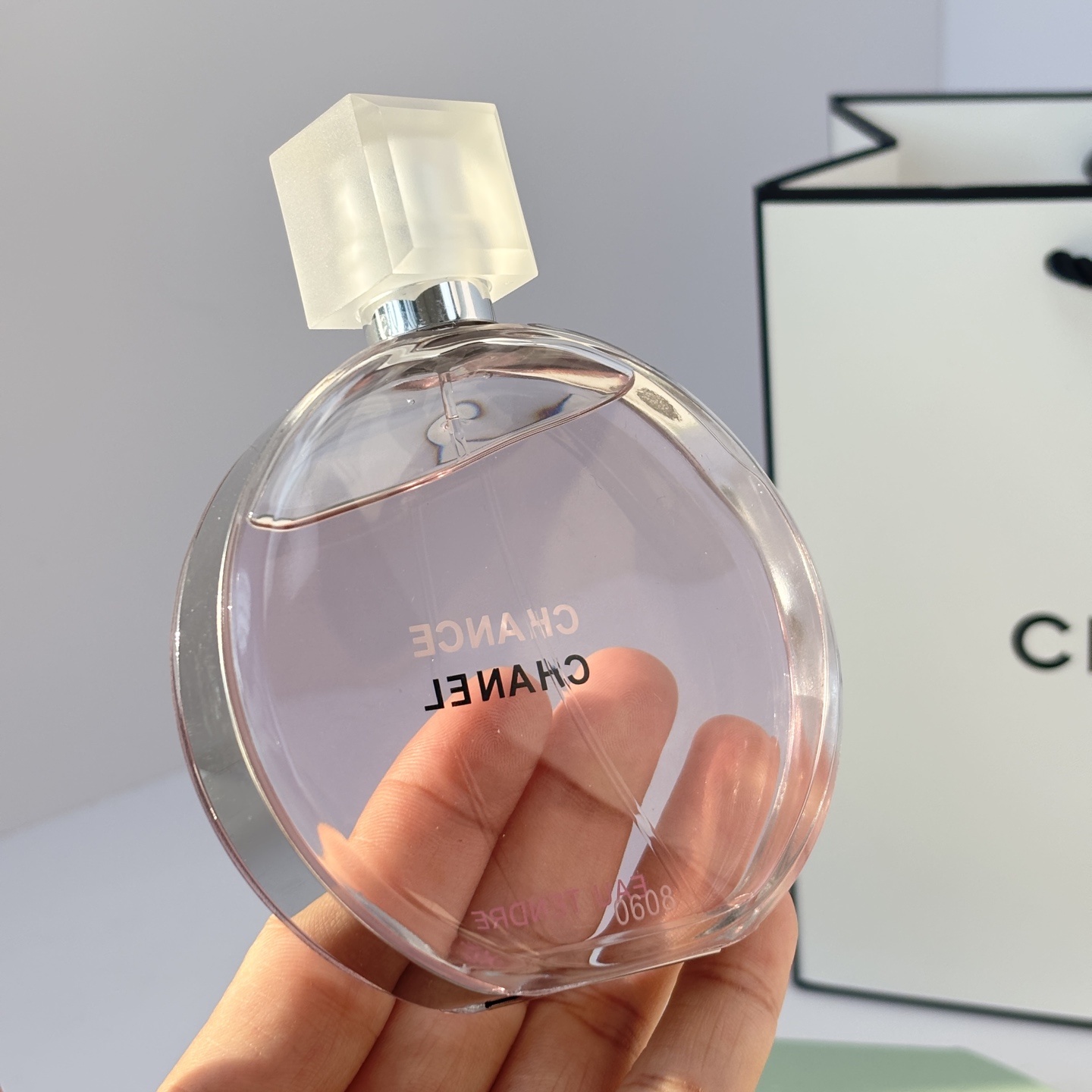 85💰原单品质
chanel粉邂逅淡香
💗梦幻的樱花浪漫

🍃 香调分析：
前调：葡萄柚、木梨
中调：茉莉、风信子
后调：麝香、鸢尾花、雪松、琥珀

🌸 颜值即正义！瓶身美到窒息
粉嫩的玻璃瓶搭配银色瓶盖，阳光下就像一颗梦幻的樱花糖果🍬！放在梳妆台上简直是装饰品，每次看到都心情爆好～
---

📝 闻香反馈：
粉邂逅以其清甜的花果香受到广泛喜爱，被描述为&ldquo;无数年轻女孩子都该拥有的气息&rdquo;，它被认为&ldquo;很甜但不腻&rdquo;，花香浓郁，给人温柔甜美的感觉。
	
