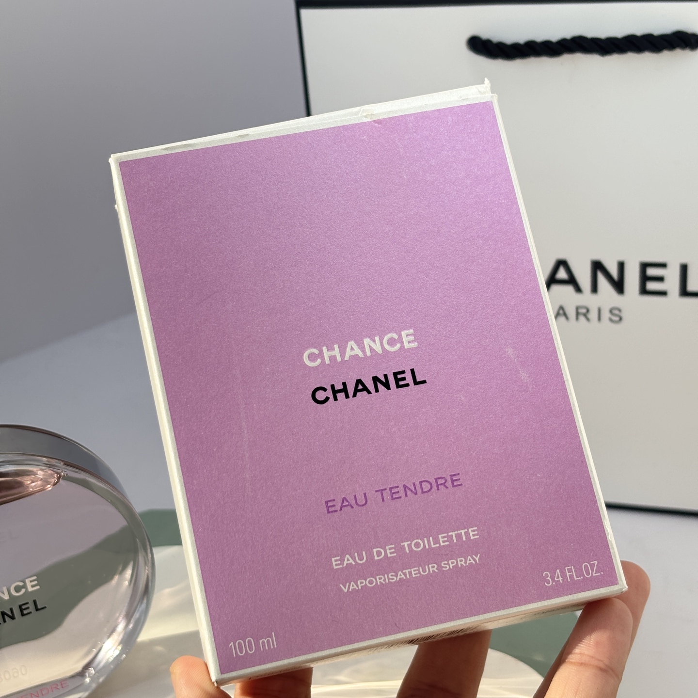 85💰原单品质
chanel粉邂逅淡香
💗梦幻的樱花浪漫

🍃 香调分析：
前调：葡萄柚、木梨
中调：茉莉、风信子
后调：麝香、鸢尾花、雪松、琥珀

🌸 颜值即正义！瓶身美到窒息
粉嫩的玻璃瓶搭配银色瓶盖，阳光下就像一颗梦幻的樱花糖果🍬！放在梳妆台上简直是装饰品，每次看到都心情爆好～
---

📝 闻香反馈：
粉邂逅以其清甜的花果香受到广泛喜爱，被描述为&ldquo;无数年轻女孩子都该拥有的气息&rdquo;，它被认为&ldquo;很甜但不腻&rdquo;，花香浓郁，给人温柔甜美的感觉。
	
