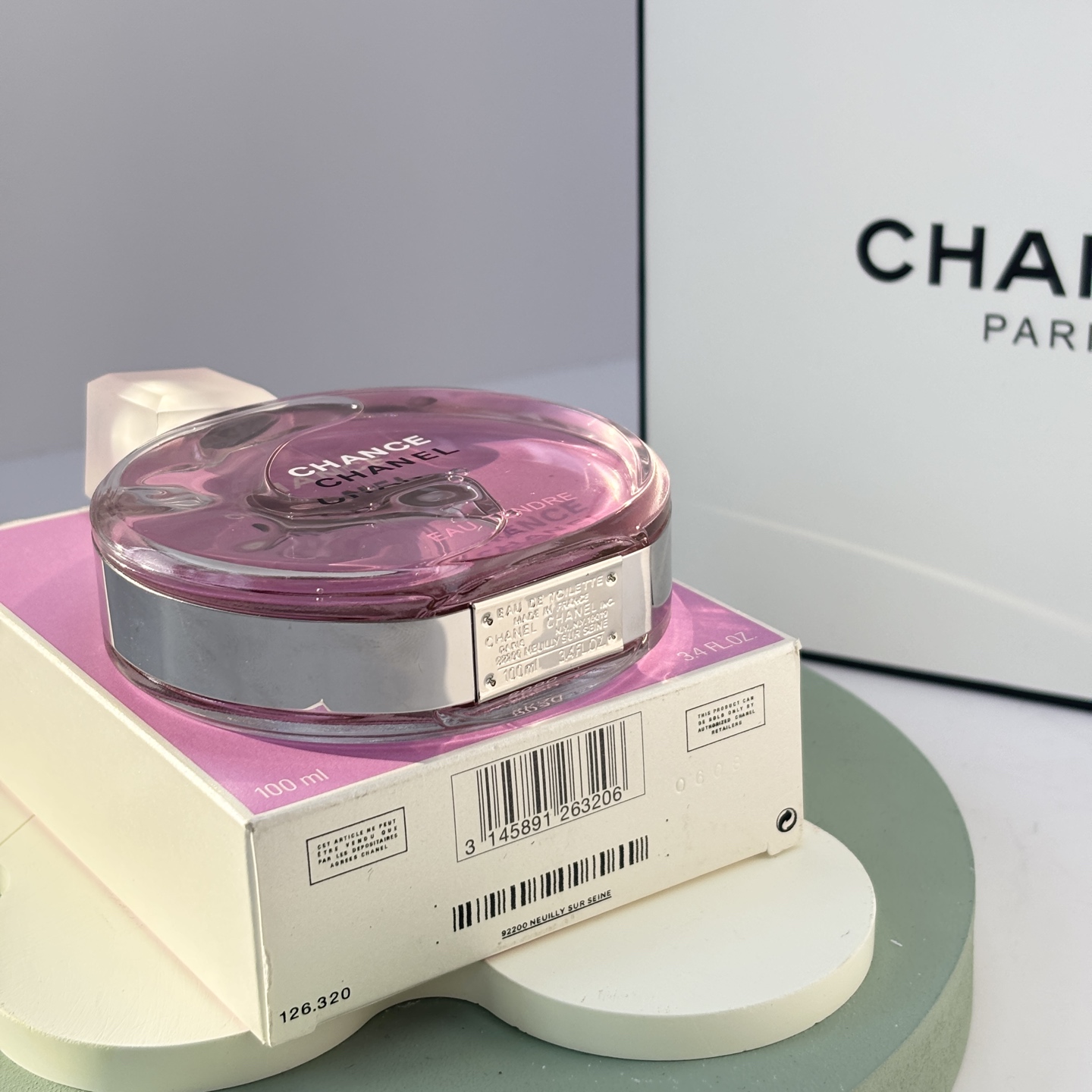 85💰原单品质
chanel粉邂逅淡香
💗梦幻的樱花浪漫

🍃 香调分析：
前调：葡萄柚、木梨
中调：茉莉、风信子
后调：麝香、鸢尾花、雪松、琥珀

🌸 颜值即正义！瓶身美到窒息
粉嫩的玻璃瓶搭配银色瓶盖，阳光下就像一颗梦幻的樱花糖果🍬！放在梳妆台上简直是装饰品，每次看到都心情爆好～
---

📝 闻香反馈：
粉邂逅以其清甜的花果香受到广泛喜爱，被描述为&ldquo;无数年轻女孩子都该拥有的气息&rdquo;，它被认为&ldquo;很甜但不腻&rdquo;，花香浓郁，给人温柔甜美的感觉。
	
