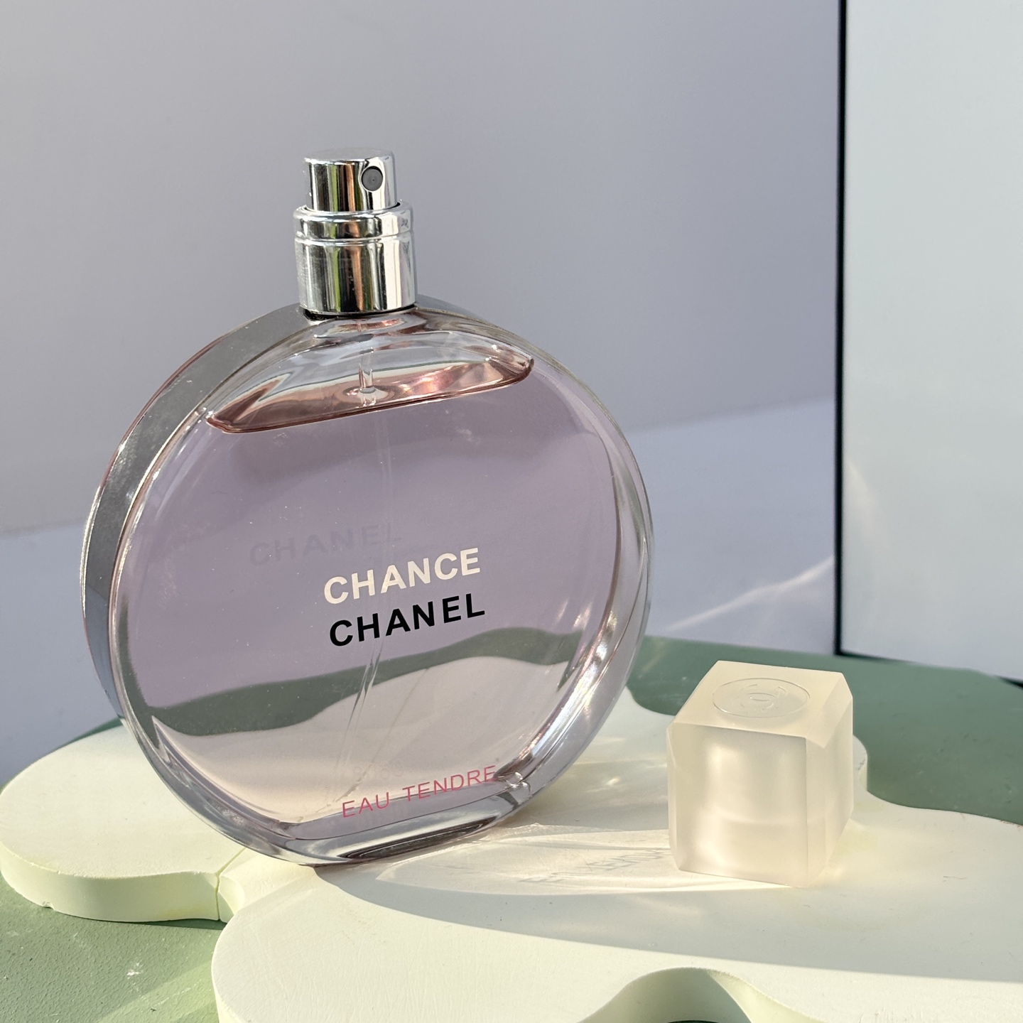 85💰原单品质
chanel粉邂逅淡香
💗梦幻的樱花浪漫

🍃 香调分析：
前调：葡萄柚、木梨
中调：茉莉、风信子
后调：麝香、鸢尾花、雪松、琥珀

🌸 颜值即正义！瓶身美到窒息
粉嫩的玻璃瓶搭配银色瓶盖，阳光下就像一颗梦幻的樱花糖果🍬！放在梳妆台上简直是装饰品，每次看到都心情爆好～
---

📝 闻香反馈：
粉邂逅以其清甜的花果香受到广泛喜爱，被描述为&ldquo;无数年轻女孩子都该拥有的气息&rdquo;，它被认为&ldquo;很甜但不腻&rdquo;，花香浓郁，给人温柔甜美的感觉。
	
