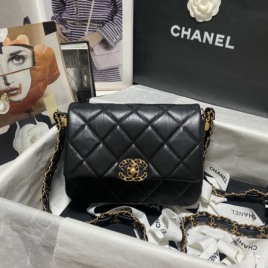 Chanel Luxury Designer Handbag Shoulder Bag in fine calfskin