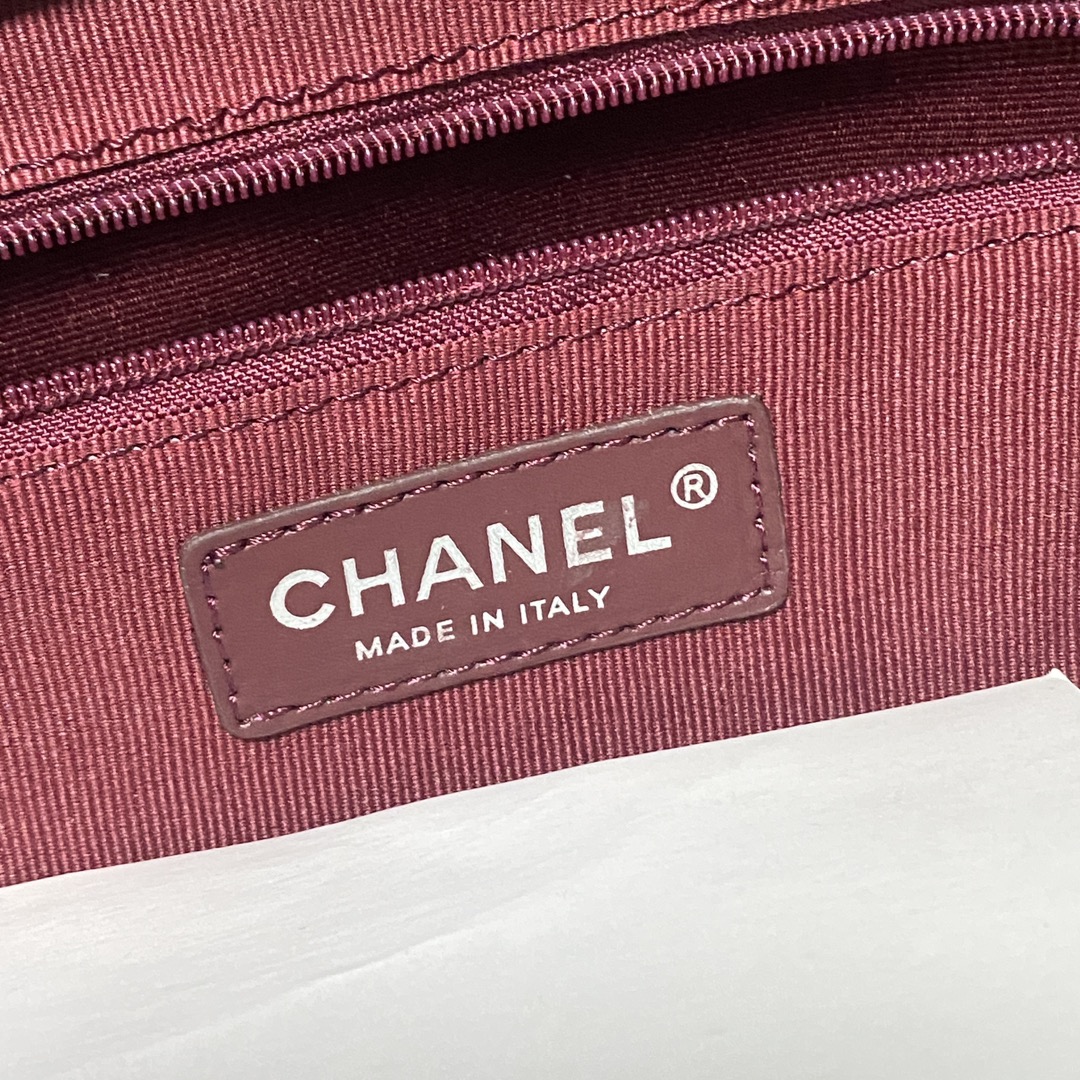 Chanel Luxury Designer Handbag Shoulder Bag in fine calfskin 9