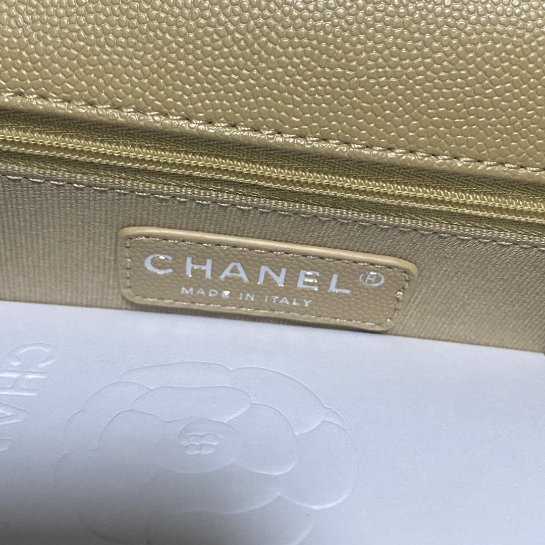Chanel23C球纹口盖包品质与颜值并存上身很带感！整个包酷甜酷甜的它有着香奶奶独特的logo超级酷的