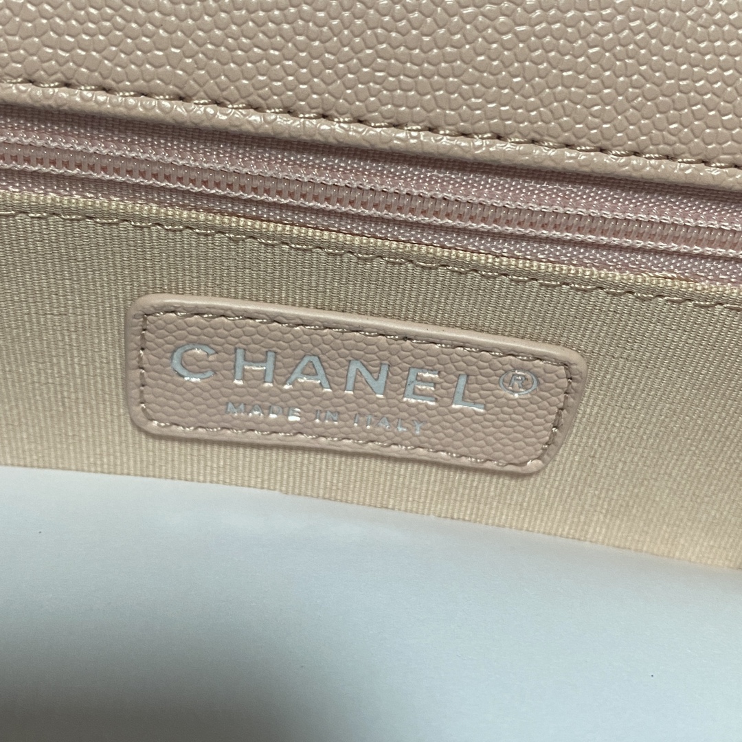 Chanel23C球纹口盖包品质与颜值并存上身很带感！整个包酷甜酷甜的它有着香奶奶独特的logo超级酷的