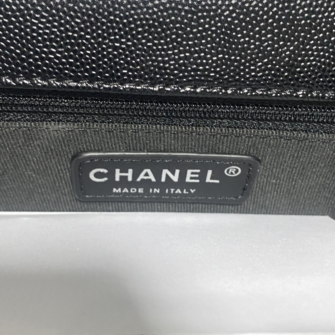 Chanel23C球纹口盖包品质与颜值并存上身很带感！整个包酷甜酷甜的它有着香奶奶独特的logo超级酷的