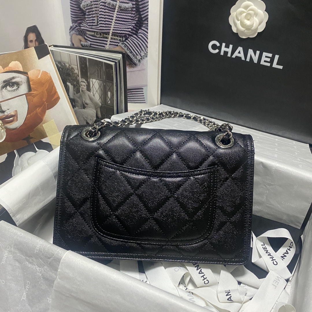 Chanel23C球纹口盖包品质与颜值并存上身很带感！整个包酷甜酷甜的它有着香奶奶独特的logo超级酷的