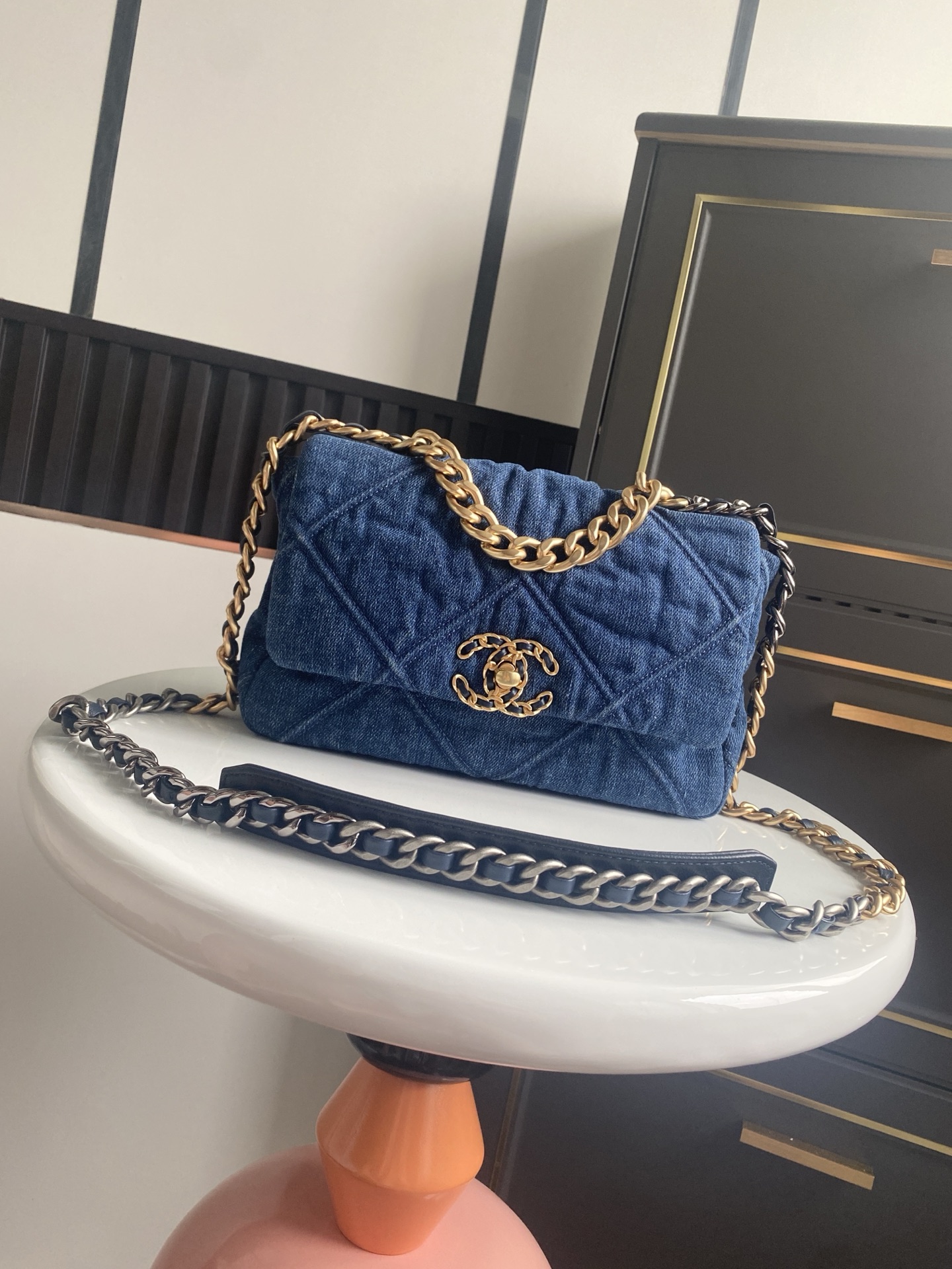 NO:208884,.Spot Chane counter synchronizes the latest style of the mouth cover bag. Classic double C logo. The chain uses old retro gold and silver chain splicing. This bag combines all classic elements. Diamond pattern, leather chain bag, double C logo for hand-held, crossbody, side back, shoulder-carrying. This is a very perfect versatile bag. When you see it, you fall in love with it at first sight. It will be a popular model that many celebrities are promoting. Size 16×26×9cm. Number AS1160 denim, Chanel, chanel, chanel19860909.现货 Chane专柜同步最新款口盖包经典双C logo 链条采用做旧复古金银链拼接 这款包结合了一切经典元素 菱格纹、皮链袋、双C标志可手拿 斜挎 侧背 肩背还能手提 这是一款非常完美的百搭包 当看到它的第一眼就爱上了相信我 它将会是款爆款众多明星都在推的一款  尺寸16×26×9cm 编号AS1160牛仔,香奈儿,chanel,chanel,Bag