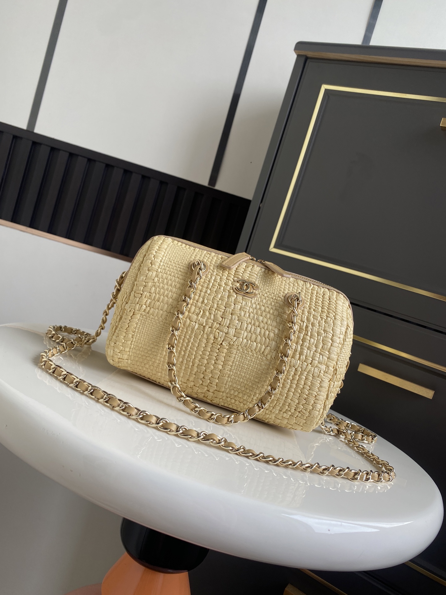 NO:880571,.26P mini bowling bag, woven craftsmanship, retro and fashionable. The double C metal logo on the front is very recognizable, the top handle + detachable metal chain, it can be carried in the hand, cross-body, or shoulder. It is versatile and easy to wear!  The bag is small in size but has a practical capacity. It can hold keys, keys and belongings. It is light and durable. It is suitable for going out on the street in spring and summer or for daily wear. Practical and fashionable, a must-have for going out on the street!  Style number AS4474 Size 11.5-18.5-11, Chanel, chanel19860909.26P迷你保龄球包,编织工艺,复古又时髦.正面双C金属Logo超有辨识度,顶部手柄+可拆卸金属链条,手提、斜挎、肩背都OK,百搭不挑人！包型小巧但容量实用,、钥匙、品都能装下,轻便耐用,春夏出街或日常搭配都很合适 实用又时髦,出街必备！ 款号AS4474 尺寸11.5-18.5-11,香奈儿,chanel,Bag