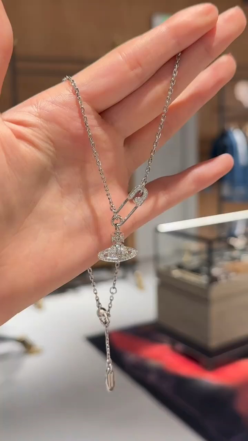 Vivienne Westwood 𝐕𝐢𝐯𝐢𝐞𝐧𝐧𝐞 𝐖𝐞𝐬𝐭𝐰𝐨𝐨𝐝