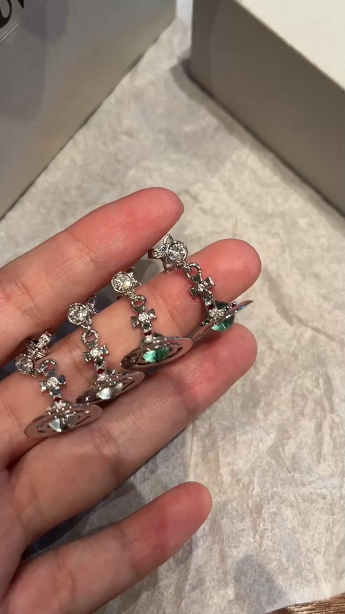 Westwood 西太后耳钉 重磅推荐，纯粹王冠球是经典的象征，闪耀土星环勾勒未来波光流转间，开启一场与