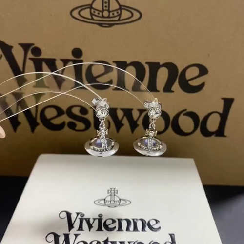 西太后星球镶钻耳钉【VivienneWestwood】什么是快乐星球，来，这就是快乐星球！重磅推荐，闭眼