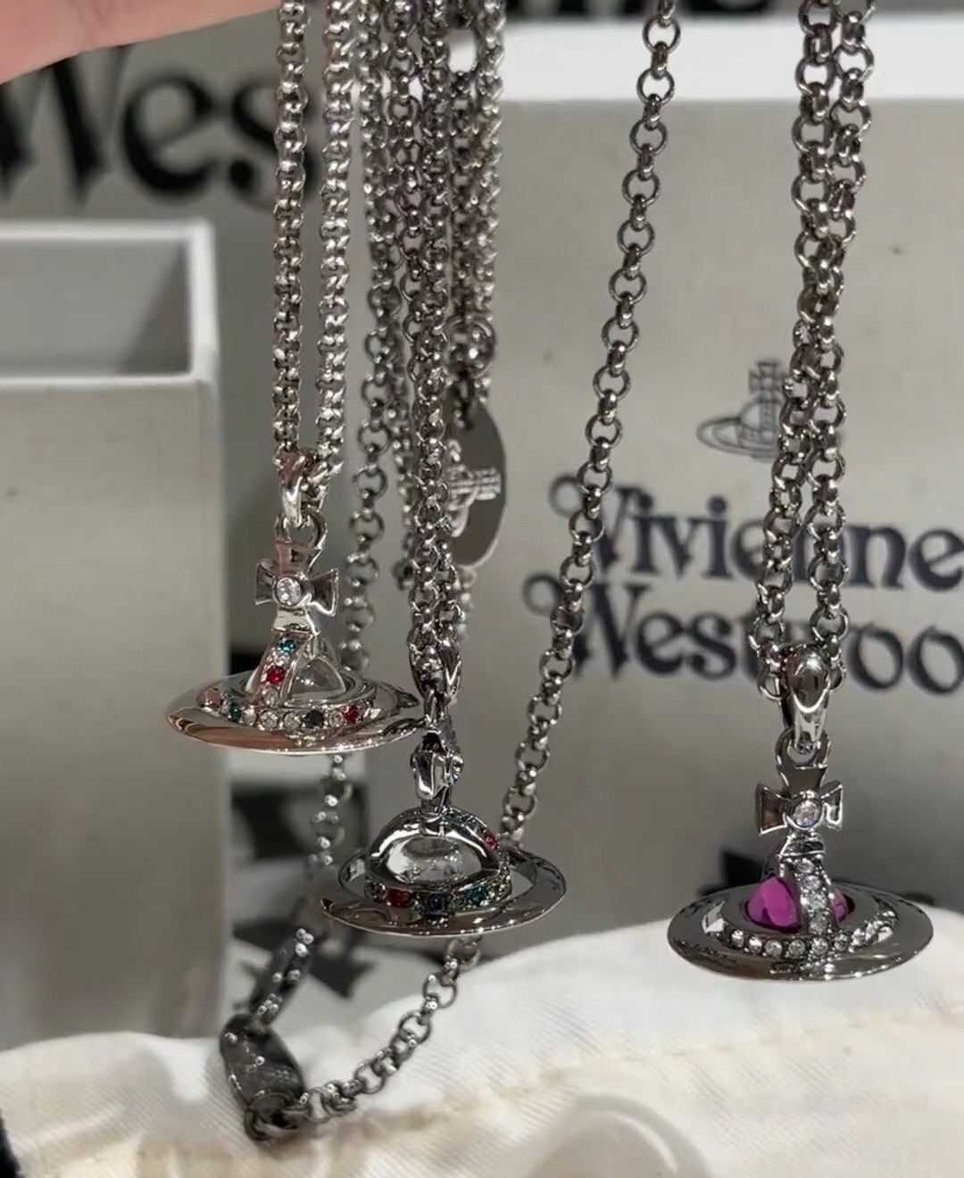 中号毛衣链西太后【VivienneWestwood】什么是快乐星球，来，这就是快乐星球！重磅推荐，闭眼入准没错！纯粹王冠