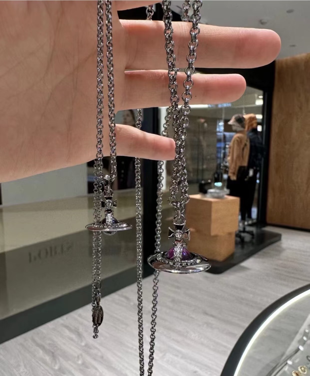 中号毛衣链西太后【VivienneWestwood】什么是快乐星球，来，这就是快乐星球！重磅推荐，闭眼入准没错！纯粹王冠