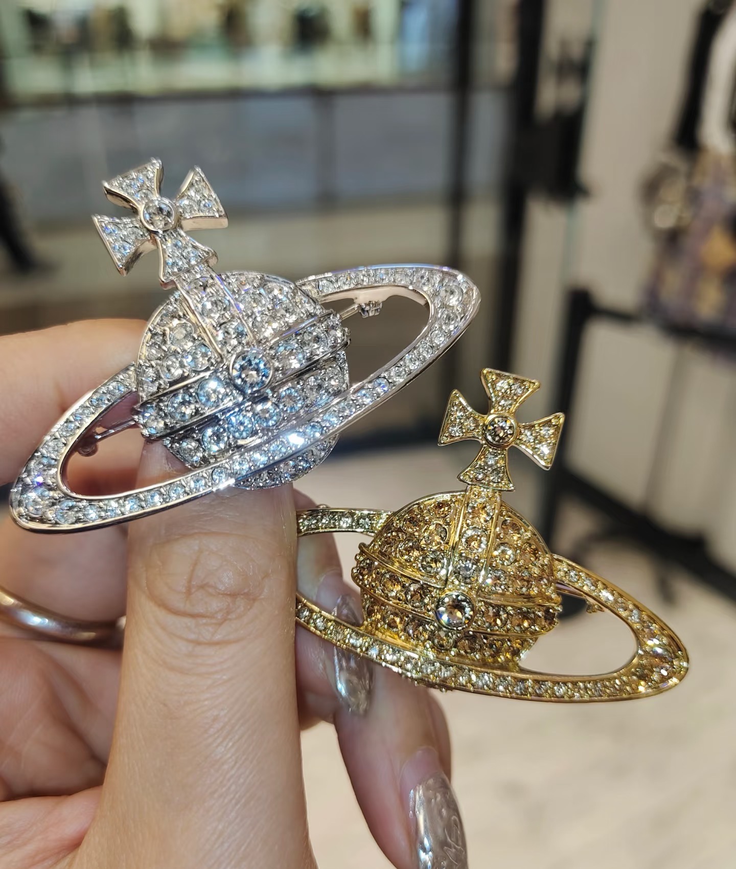 Broche de la Dama Occidental [VivienneWestwood] ¿Qué es el planeta feliz? ¡Ven, este es el planeta feliz! ¡Recomendació…