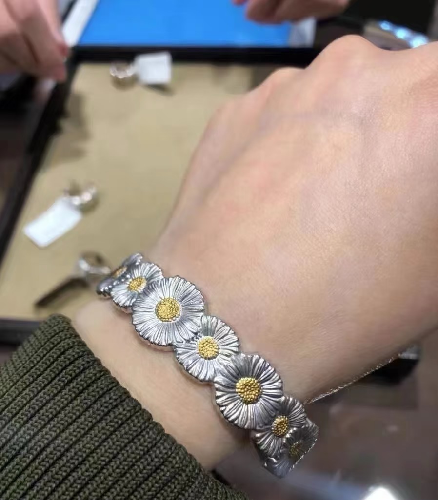 Anillo de Bucellati de tres flores de jazmín en oro V bañado en oro, artesanía fina