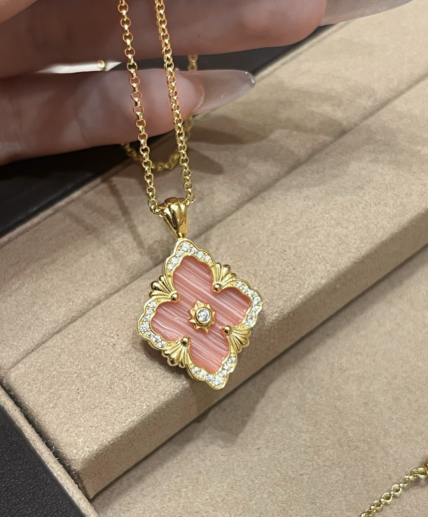Collar de aleación V de alta calidad, réplica exacta de Buccellati, con diamantes incrustados y concha de nácar rosa